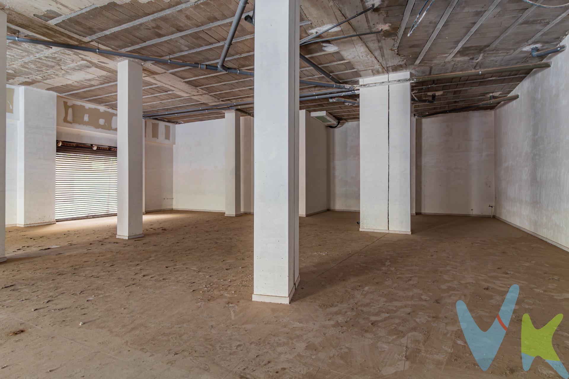 Presentamos este amplio local comercial de más de 325 m² situado en calle peatonal, ideal para aquellos negocios que buscan destacar en una ubicación privilegiada. El local, con una orientación noroeste, hace chaflán y dispone de 33 metros lineales de fachada, proporcionando una excelente visibilidad desde diferentes ángulos. Además, su disposición permite considerar la opción de instalar una terraza al aire libre, lo cual es perfecto para negocios de hostelería o actividades que deseen aprovechar el espacio exterior. Con suelo de gres, de fácil mantenimiento y durabilidad, y su cercanía a centros médicos, colegios e instalaciones deportivas, el local se beneficia de un flujo constante de clientes potenciales provenientes de su entorno. Gracias a su gran versatilidad, es adecuado para una amplia gama de negocios, desde un gimnasio, una academia, hasta un comercio especializado o una oficina. No dejes pasar esta excelente oportunidad de adquirir un local que combina ubicación, versatilidad y grandes posibilidades. Valorado en 265.000 €, este inmueble te ofrece la base perfecta para hacer crecer tu negocio. ¡Contáctanos y agendemos una visita para comprobarlo!