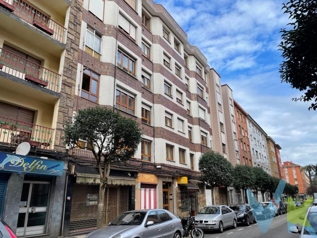Iniciamos venta de vivienda en el Cerillero, junto al parque y rodeada de todos los servicios (paradas de autobús, comercios, colegios, supermercados, zonas verdes, parada de tren...) y a 10 min caminando de la playa del Arbeyal!La vivienda se ubica en una cuarta planta en edificio con ascensor, vivienda muy luminosa con orientación este-oeste.Se distribuye en: amplio salón-comedor con acceso directo a la cocina y pequeño balcón cerrado, 3 amplios dormitorios y cuarto de baño (completamente reformado). Las ventanas son de PVC climalit, los suelos de gres y el agua caliente con calentador de gas butano (el edificio dispone de gas ciudad)Se trata de vivienda para reformar en su mayoría (exceptuando ventanas y cuarto de baño).Vivienda VPO para destino de uso de vivienda habitual y permanente (hasta 2027)Muy buena distribución, perfecta para dejar a tu gusto!Llámanos y ven a verla!!