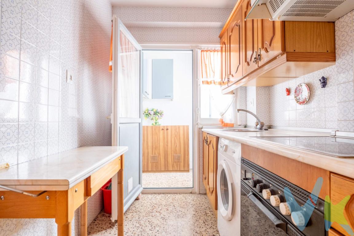 ¿Buscas un lienzo en blanco para crear la casa de tus sueños o una inversión segura en una de las mejores zonas de Zaragoza? Este piso lo tiene todo para convertirse en tu próximo gran proyecto. Ubicado en lcalle Cánovas, estratégicamente entre la Avenida Goya y Hernán Cortés, disfrutarás de la comodidad de vivir a un paso del centro, rodeado de todos los servicios, comercios, colegios y con excelentes conexiones de transporte público. Luz, altura y accesibilidad total. Situado en una 3ª planta, la vivienda destaca por su magnífica luminosidad, algo difícil de encontrar en pleno centro. Olvídate de los portales antiguos e incómodos: el edificio cuenta con un portal completamente reformado y ascensor a cota cero, garantizando accesibilidad total y comodidad desde el primer día (y sin derramas pesadas a la vista). Distribución con infinitas posibilidades de reforma. La vivienda está para actualizar, lo que te permite diseñar cada rincón exactamente como siempre has querido. . 3 amplios dormitorios, perfectos para una familia, para crear tu zona de teletrabajo o como inversión para alquilar por habitaciones con alta rentabilidad. 1 baño completo con ventana, un detalle clave para una ventilación óptima y luz natural. Cocina independiente con galería, el espacio ideal para desahogo o para integrar en un concepto abierto hacia el salón si decides reformar. - Detalles técnicos y climatización:. El inmueble cuenta actualmente con sistema de calefacción eléctrica por acumuladores (lleva tiempo sin utilizarse y requerirá revisión o sustitución). Lo mejor es que el edificio dispone de toma de gas, lo que te facilitará enormemente la instalación de un sistema de gas natural, eficiente y moderno, durante la actualización de la vivienda. No dejes pasar la oportunidad de visitar este piso con un potencial enorme en una ubicación inmejorable. ¡Llámanos hoy mismo y ven a verlo antes de que vuele!. **Precio y Gastos:. En el precio de venta publicado no se  incluyen los impuestos legalmente establecidos ni gastos derivados de la compraventa y de la inscripción del inmueble (I.T.P., Notaría y Registro de la Propiedad)
