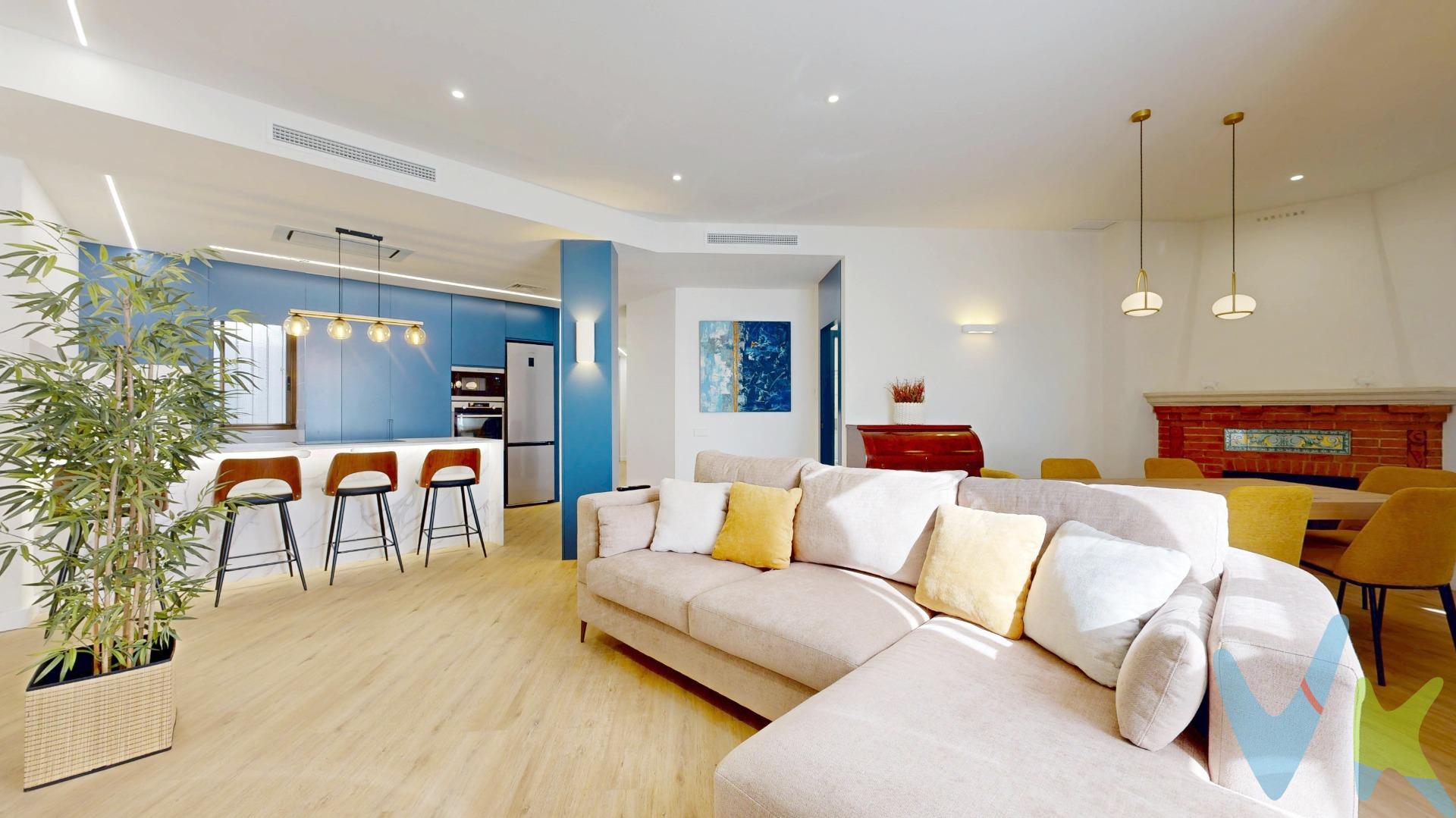 En el corazón de una de las zonas más exclusivas de Valencia, te espera este impresionante piso de 131 m², completamente reformado con un gusto exquisito, pensado para familias que buscan más que una vivienda: un verdadero hogar donde disfrutar cada momento. Desde el primer paso, sentirás el equilibrio perfecto entre carácter y confort. Se ha renovado por completo la instalación de agua y luz, y las paredes colindantes se han insonorizado para ofrecerte una tranquilidad absoluta. El salón comedor, amplio y luminoso, conserva los techos altos y los detalles originales que le dan alma, como las ventanas restauradas y la puerta principal, combinados con el aislamiento moderno del climalit. La chimenea funcional invita a largas tardes en familia, mientras el aire acondicionado con bomba de calor mantiene una temperatura ideal durante todo el año. La vivienda cuenta con cuatro habitaciones (dos dobles) y dos baños completos, todos con una cuidada distribución que aporta comodidad y amplitud. Se entrega totalmente equipada, con muebles y electrodomésticos nuevos, lista para entrar a vivir y disfrutar sin preocuparte por nada. Además, dispone de trastero, y en su entorno encontrarás árboles, zonas infantiles, colegios, hospitales, centros comerciales, metro y autobuses, todo a un paso. Este piso no es solo un lugar para vivir, es un espacio para sentir, compartir y crear recuerdos. Ven a descubrirlo y haz de esta casa el hogar que tu familia siempre soñó.                                              . Posibilidad de financiación 100 %. Consulta con nuestro asesor financiero. En el precio del inmueble no están incluidos los gastos de compraventa ni los honorarios de la agencia. Para más información o para concertar una visita, contacta con nosotros.