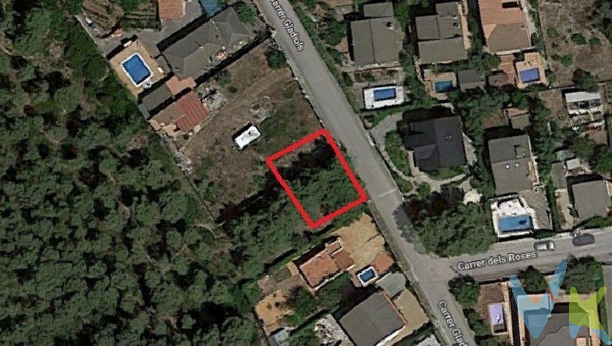 Bonita parcela de 478m2 en la Urb. Vora-Sitges de Canyelles. El terreno dispone de una fachada principal con orientación a noroeste.  .  La opción Ideal para los que quieren diseñar y disfrutar de una casa con un gran terreno, sin el estrés y el constante ruido que se sufre en el centro de las ciudades. La parcela se encuentra en la urbanización Vora-Sitges, de Canyelles, que está actualmente en proceso de urbanización. Está perfectamente comunicada con salidas hacia Barcelona o Tarragona gracias a la C-31, la C-15, la C-32, la AP7 y la N-320.  .  La urbanización dispone de luz y agua.  .  Viva rodeado de naturaleza, en un idílico paraje donde poder evadirse cada día, relajarse y disfrutar con la familia y seres queridos. Las distancias a los principales puntos de interés son:.  .  Centro de Canyelles: 2.1 km.  Vilanova i la Geltrú: 7.3 km.  Sitges: 7.0 km.  Aeropuertos cercanos: Barcelona - El Prat en 38.5 Kilómetros (30 min) / Reus 66.6 km (45 min).  Tren más cercano: Sitges en 9.0 (12 min-9.  Autopistas más cercanas: C32 y AP7.  Playas más cercanas: playas de Sitges a 11.2 km, playas de Vilanova i la Geltrú a 14.2 km.  .  Canyelles es una población en segunda línea costera de la comarca del Garraf, situada a medio camino entre las principales áreas metropolitanas (a 40 km. de Barcelona y 45 de Tarragona), con una extensión total de 14,23 km2 y una población de 4.481 habitantes en 2018. Su localización privilegiada, junto a los parques naturales del macizo del Garraf y el parque natural del Foix, le proporciona un clima de montaña estando a escasos kilómetros de la playa.  .  Población de aire familiar con tradición agrícola, y con un núcleo antiguo con encanto, donde podemos encontrar su iglesia e incluso un castillo entre sus encantadoras calles. A pocos kilómetros, en la franja de costa, en la misma comarca, tenemos las poblaciones de Vilanova i la Geltrú y Sitges, en las cuales podremos disponer de infraestructuras náuticas y de ocio: puerto deportivo, playas, paseo marítimo, campo de golf..  .  En la comarca, la oferta comercial y cultural es muy variada y completa, con tiendas de todo tipo, museos de fama nacional como el Víctor Balaguer (arte catalán del romanticismo), o de tecnología, como el del Ferrocarril; cuenta con una programación estable de teatro, música, cine y festivales de fama nacional de música y cine. Así mismo, ofrece una gastronomía rica y variada muy importante y reconocida al igual que sus carnavales y otras fiestas populares muy variadas. También dispone de universidad UPC y numerosas escuelas de gran prestigio ubicadas en la zona.  .  NO LO DUDES MAS Y EMPIEZA A DISEÑAR LA CASA DE TUS SUEÑOS, VEN A VERLO!!