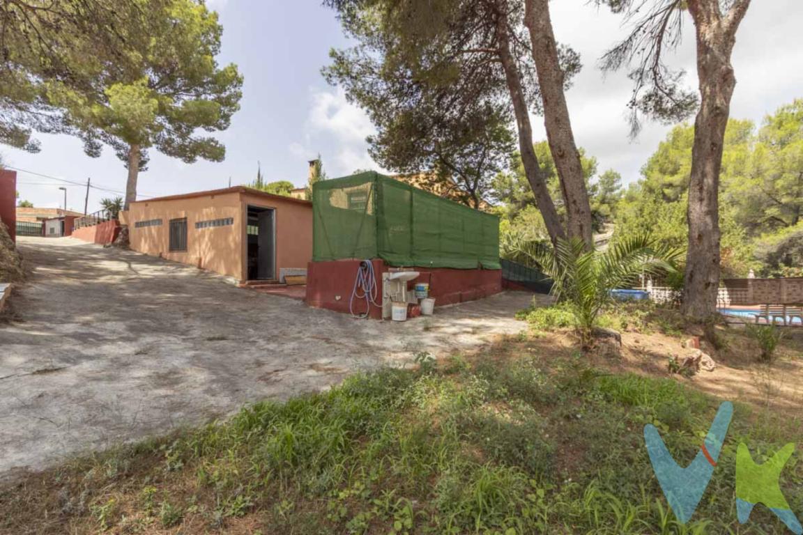 Estas buscando un terreno para pasar los findes de semana? o  quieres vivir  en una zona tranquila e independiente ? En la tranquila localidad de Náquera, se encuentra este espectacular terreno en venta que no puedes dejar pasar. Con un estilo único y unas características excepcionales, este inmueble se convierte en una oportunidad única para aquellos que buscan una vivienda con personalidad y encanto.Desde el primer momento en el que pongas un pie en este terreno, te cautivarás por su impresionante belleza. La finca tiene 29  metros útiles en este momento ya que se utilizaba para los findes de semana  con la familia , pero si tu idea es vivir todo el año , seria tu vivienda por un terreno que te proporcionara tranquilidad . Este terreno  cuenta con una amplia estancia diáfana, perfecta para descansar y desconectar del día a día. Con unas vistas a la montaña que te relajaran del ruido de la ciudad.  Además, su ubicación privilegiada en Náquera te asegura una tranquilidad absoluta , con una pinada en la misma propiedad. Si estás buscando una vivienda en la que disfrutar de la naturaleza, sin renunciar a la comodidad de estar cerca de todos los servicios,  Náquera te ofrecen una combinación perfecta entre naturaleza y confort.No lo pienses más y contacta con nuestro agente Mavi , que conoce cada detalle de este terreno y está dispuesto a resolver todas tus dudas y preguntas. Déjate conquistar por esta maravillosa propiedad y descubre por ti mismo las infinitas posibilidades que ofrece.No dejes pasar esta oportunidad única y ven a visitar este espectacular terreno de 697 metros  . Te aseguramos que no te arrepentirás y que encontrarás en ella todo lo que estás buscando. Apuesta por la exclusividad y la calidad de vida que te ofrece este inmueble y haz de Náquera tu nuevo hogar. ¡Te esperamos con los brazos abiertos! 