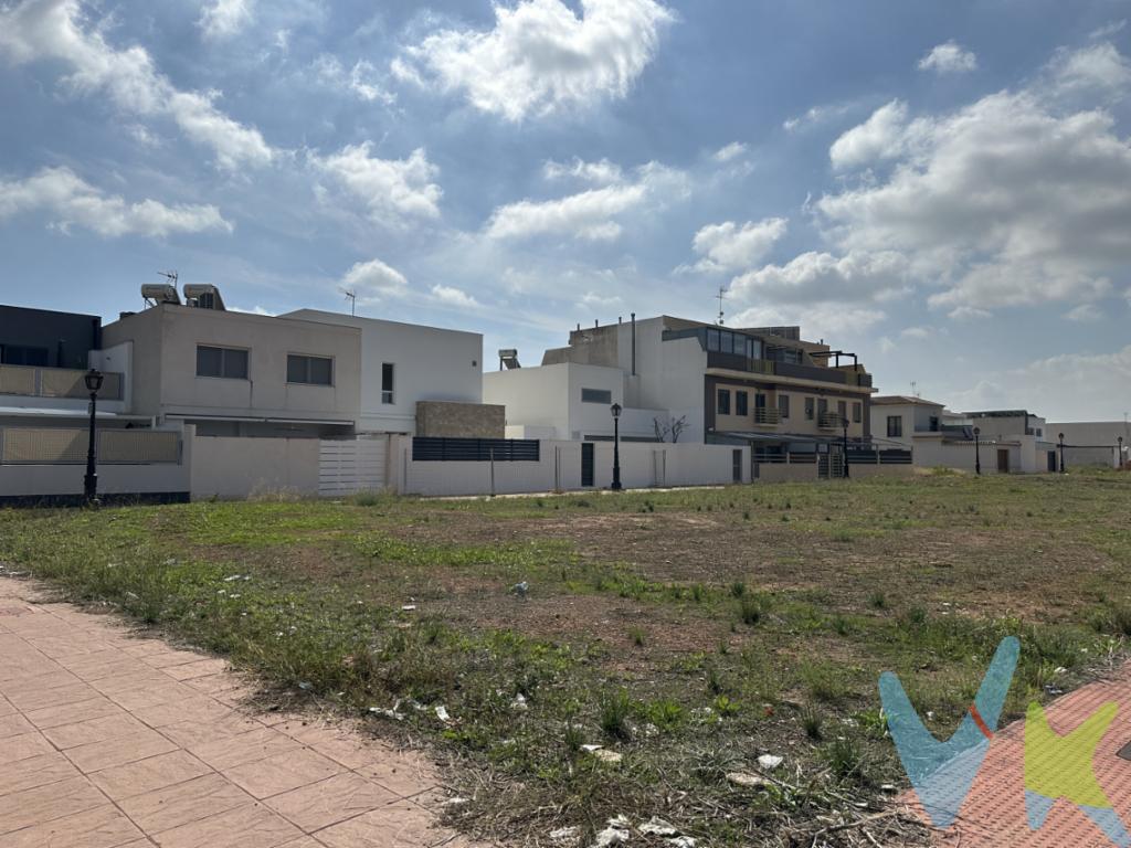 Oportunidad en Rafelbuñol-Rafelbunyol: Solares esquinero a 3 calles en ventaSe presenta una extraordinaria oportunidad de inversión en una ubicación privilegiada, ideal para aquellos que buscan un entorno de calidad. Solar esquinero urbano ubicado en el sector IV de Rafelbunyol. Este solar, perfecto para edificar proporcionando un amplio espacio para materializar cualquier proyecto que tenga en mente.Solar de 20ml de profundidad con 7,12 y 795 de amplio. Solar a 3 calles con orientación: este, oeste y norte.Este terreno no solo ofrece una excelente ubicación, su proximidad a la estación de metro, facilitando el acceso al transporte público y permitiendo que sus desplazamientos diarios sean rápidos y cómodos. Acceso a la V-21 y al by-pass.Este solar edificable es una verdadera oportunidades aquellos que desean crear su refugio personal. Rafelbunyol brinda un potencial de revalorización significativo, haciendo de esta compra una excelente inversión a largo plazo. En esta localidad, cada vez más buscada, se combinan tradición y modernidad, ofreciendo servicios y comodidades de primera calidad.Ubicado estratégicamente Rafelbunyol destaca por su excelente calidad de vida. La comunidad es acogedora y segura, con servicios a poca distancia que facilitarán su día a día. Las tiendas, restaurantes y zonas de ocio cercanas harán que no le falte absolutamente nada. Además, los amantes de la naturaleza podrán disfrutar de paseos tranquilos  y encantadores por su cercanía a la Serra Calderona.Lo invitamos a visitar este magnífico solar en Rafelbunyol y descubrir por sí mismo todas las posibilidades y beneficios que ofrece. Contáctenos hoy mismo para más información y para concertar una visita. No deje escapar esta valiosa oportunidad de inversión. Esta finca es la elección perfecta para quienes buscan el equilibrio perfecto entre modernidad y naturaleza en un entorno verdaderamente especial. 