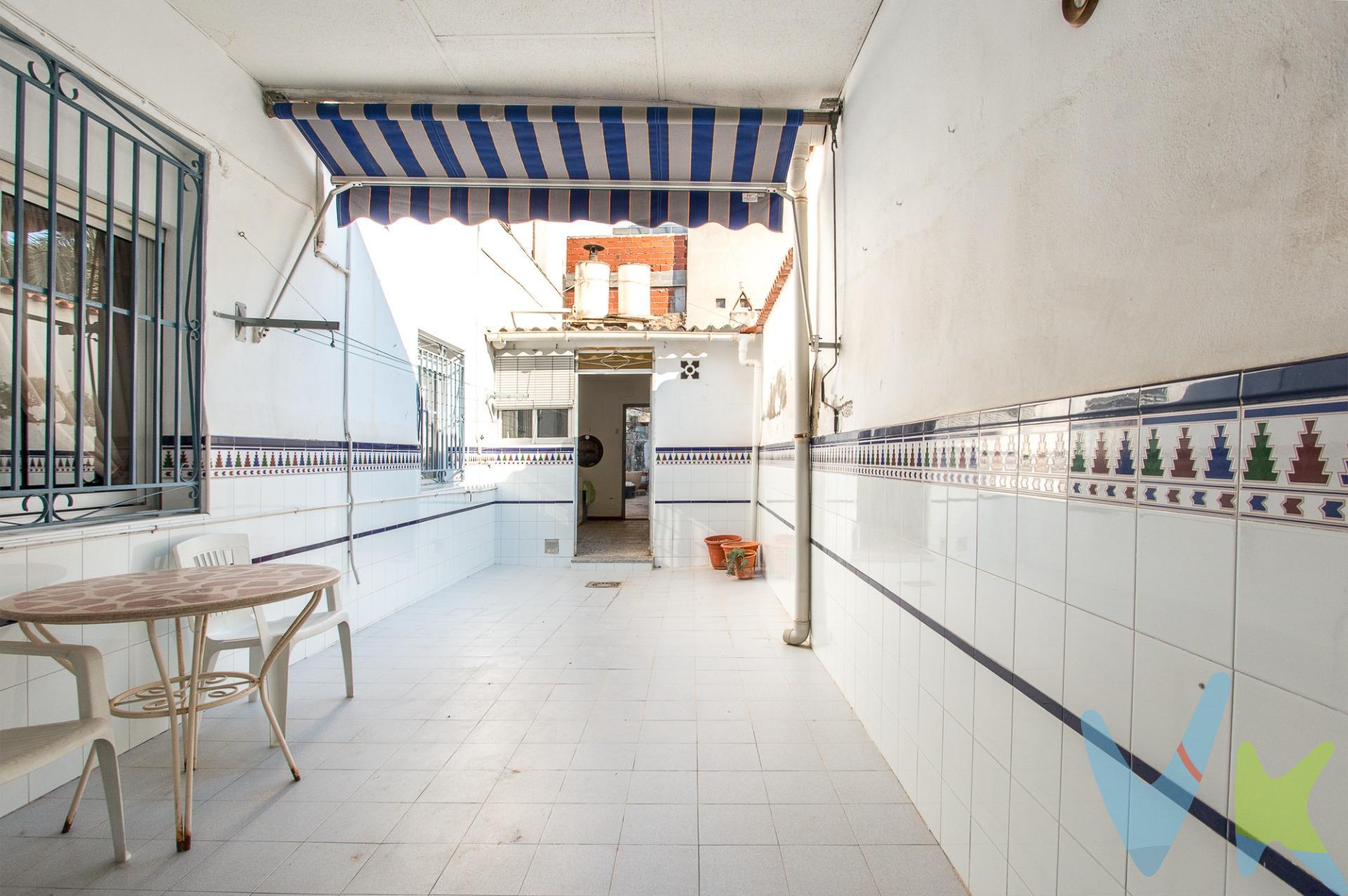 Crea el hogar que siempre has soñado en esta casa independiente en el centro de Molina de Segura, en la planta principal encontramos 2 habitaciones con un baño, salón-comedor, cocina y un gran patio interior, junto con el garaje, en la primera planta dispone de tres habitaciones y una gran sala diáfana, en un barrio muy tranquilo y cerca de todos los servicios, no lo pienses mas y pide tu cita ya. Para terminar, te queremos comentar algo: ¡Descubre una aventura inmobiliaria que combina calidad, pasión y profesionalidad! La confianza que los propietarios han depositado en nosotros es un testimonio de nuestro compromiso en brindarte un servicio excepcional. Aquí viene el detalle especial: al contactarnos directamente, evitarás molestarlos, nosotros seremos tus intermediarios y te proporcionaremos toda la asistencia necesaria. Estamos aquí para facilitarte la documentación e información que requieras, y te prometemos un trato cálido y sin complicaciones. Te informaremos detalladamente de todos los aspectos, incluyendo gastos de la compra y honorarios de agencia que no están incluidos en el precio, para garantizar tu comodidad y tranquilidad durante todo el proceso. Esa es nuestra esencia, proporcionarte #Calma: “Estado ideal de tranquilidad que tendrás al comprar tu casa con nosotros”. Queremos que sepas que tanto la descripción del inmueble como las imágenes que ves son valiosas referencias informativas, en ningún caso tienen carácter contractual. Asimismo, el precio ha sido designado por la propiedad por lo que podría sufrir variaciones y no sería vinculante hasta que se formalice en contrato de compraventa. 