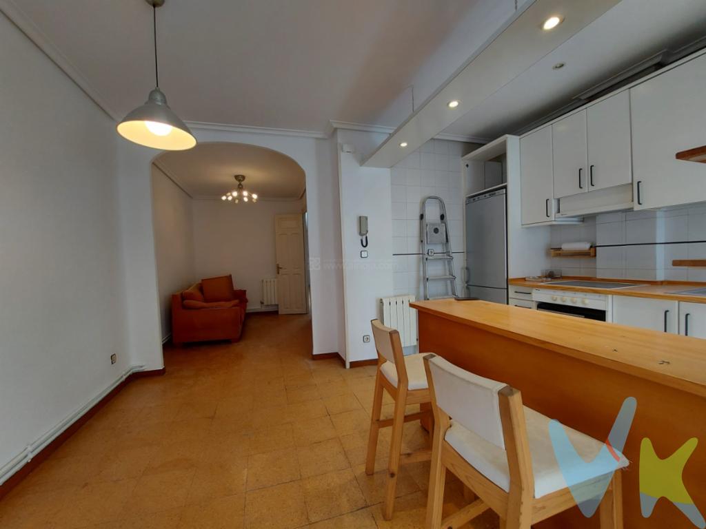 Vivienda para actualizar· en el corazón de Logroño. Localizado en calle  peatonal del Centro. El piso cuenta con un área útil de 71,8 metros cuadrados y 80 metros cuadrados construidos.Situado en la tercera planta ( última ) del edificio , sin ascensor .Calefacción individual de gas.Exterior a calle peatonal.La disposición de las estancias favorece una buena circulación del aire y una iluminación natural óptima durante todo el día.El balcón ofrece un espacio adicional para disfrutar de momentos al aire libre sin salir de casa. La ubicación céntrica permite acceder rápidamente a una amplia gama de servicios, incluyendo comercios, restaurantes y lugares de ocio. La posibilidad de vivir en el centro de Logroño, disfrutando de la cercanía de todos los servicios sin renunciar a la tranquilidad, es una ventaja que pocas propiedades pueden ofrecer. No pierda la oportunidad de visitar este piso.  