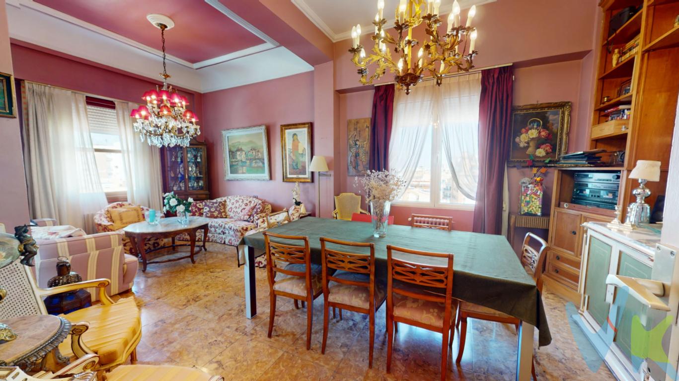   En pleno corazón de Valencia, se presenta este magnífico piso en venta, una joya que combina historia y confort moderno. Situada en la octava planta de un edificio clásico de 1957, esta propiedad cuenta con un total de 132 metros cuadrados construidos, de los cuales 116 son útiles, ofreciendo un amplio espacio para disfrutar y personalizar a tu gusto.Las tres habitaciones que componen este hogar son un refugio de tranquilidad. Espaciosas y bien iluminadas, están diseñadas para brindar el máximo confort a sus futuros propietarios. La distribución inteligente permite aprovechar al máximo cada metro cuadrado, proporcionando una sensación de amplitud y libertad que es difícil de encontrar en el corazón de la ciudad.Un punto a destacar es la ubicación privilegiada de este piso. En la dinámica y cultural zona de Ciutat Vella, estarás rodeado de historia, arte y tradición. A pocos pasos de los principales puntos de interés de Valencia, podrás disfrutar de una vida urbana vibrante con el encanto de lo histórico. Tendrás a tu disposición una amplia oferta de ocio y gastronomía que hará de cada día una experiencia única.La conexión con el resto de la ciudad es inmejorable. Tanto la estación de tren cercana como las numerosas líneas de autobús ofrecen una comunicación excepcional con toda Valencia y sus alrededores. Este es, sin duda, un lugar ideal para aquellos que deseen estar conectados con el entorno urbano sin renunciar a la comodidad de desplazamiento.El edificio cuenta con dos ascensores que facilita el acceso a la octava planta, asegurando comodidad y facilidad en el día a día. Además, el trastero proporciona el espacio adicional necesario para mantener el hogar ordenado y libre de objetos innecesarios.Pocos pisos en esta área pueden presumir de la amplitud y luminosidad que este ofrece. La distribución abierta permite que la luz natural inunde todos los rincones, creando un ambiente acogedor y cálido que invita al descanso. Además, la estructura del edificio garantiza privacidad y tranquilidad, a pesar de su céntrica ubicación.Si buscas un hogar que combine comodidad, estilo y una ubicación inmejorable, éste es el piso perfecto para ti. No dejes pasar la oportunidad de visitar esta propiedad que ofrece, más allá de un lugar donde vivir, un estilo de vida único y lleno de posibilidades.Le invitamos a concertar una visita para conocer todos los detalles de este maravilloso piso que, sin duda, superará sus expectativas. Descubra por qué vivir en el centro de Valencia puede ser la experiencia que siempre deseó, en un lugar que promete convertirse en un verdadero hogar.  Agencia Registrada con el Nº 89 en el Registro Obligatorio de Agentes Inmobiliarios de la Comunitat Valenciana. Puede consultar en la web de la GVA:https://habitatge.gva.es/es/registres-en-materia-habitatgeLa oferta está sujeta a cambios de precio o retirada del mercado sin previo aviso. Este anuncio en su conjunto, incluyendo textos, fotos, imágenes o cualquier otro contenido del mismo, no es vinculante dado que la información es ofrecida por terceros y puede contener errores. Se muestra a título informativo y no contractual. El precio no incluye lo siguiente: Honorarios de la agencia inmobiliaria, impuestos (IVA, ITP) y otros gastos de la Compraventa (notaria, gestoría y registro). Por mandato expreso del propietario, comercializamos este inmueble en exclusiva, lo que le garantiza el acceso a toda la información, a un servicio de calidad, un trato fácil, sencillo y sin interferencias de terceros. Por este motivo, se ruega no molestar al propietario, a los ocupantes de la propiedad o a los vecinos. Muchas gracias por su comprensión. Si usted es agente inmobiliario y tiene un cliente para este inmueble, llámenos: estaremos encantados de colaborar. 