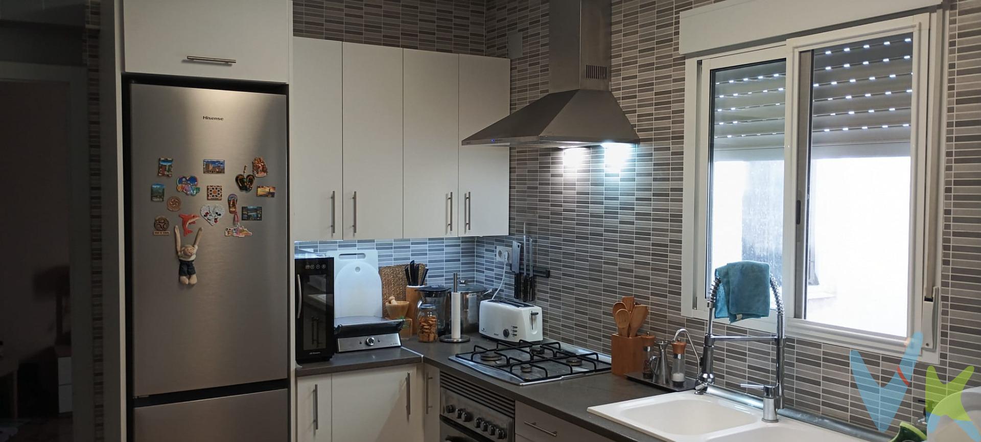 🏡 ¡TU NUEVO HOGAR EN CASTELLÓN DE LA PLANA! – LISTO PARA ENTRAR A VIVIR. ✨ ¡Oportunidad única! Piso amplio, luminoso y con una distribución ideal para disfrutar en familia o con total comodidad. Ubicado en una zona tranquila y bien comunicada de Castellón de la Plana, este tercer piso por escalera te ofrece todo lo que necesitás para entrar a vivir sin preocuparte por reformas ni complicaciones. 🛏️ Distribución perfecta para tu día a día:. 2 habitaciones dobles con excelente luz natural. 2 habitaciones simples, ideales como dormitorios extra, oficina o sala de juegos. 1 baño completo en muy buen estado. Lavadero independiente. Cocina comedor práctica y funcional. Living cómodo, con buen espacio para compartir en familia. 🚗 Incluye plaza de garaje en subsuelo de la plaza. 📦 Trastero en planta baja, amplio y de fácil acceso. ✅ Piso bien cuidado, listo para entrar a vivir. ✅ Comunidad tranquila, ambiente familiar y todos los servicios cerca: colegios, comercios, transporte y zonas verdes. 💬 No dejes pasar esta oportunidad de mudarte a un lugar donde te sentirás en casa desde el primer día. 📞 Contactanos para más info o agendar una visita. ¡Te va a encantar!