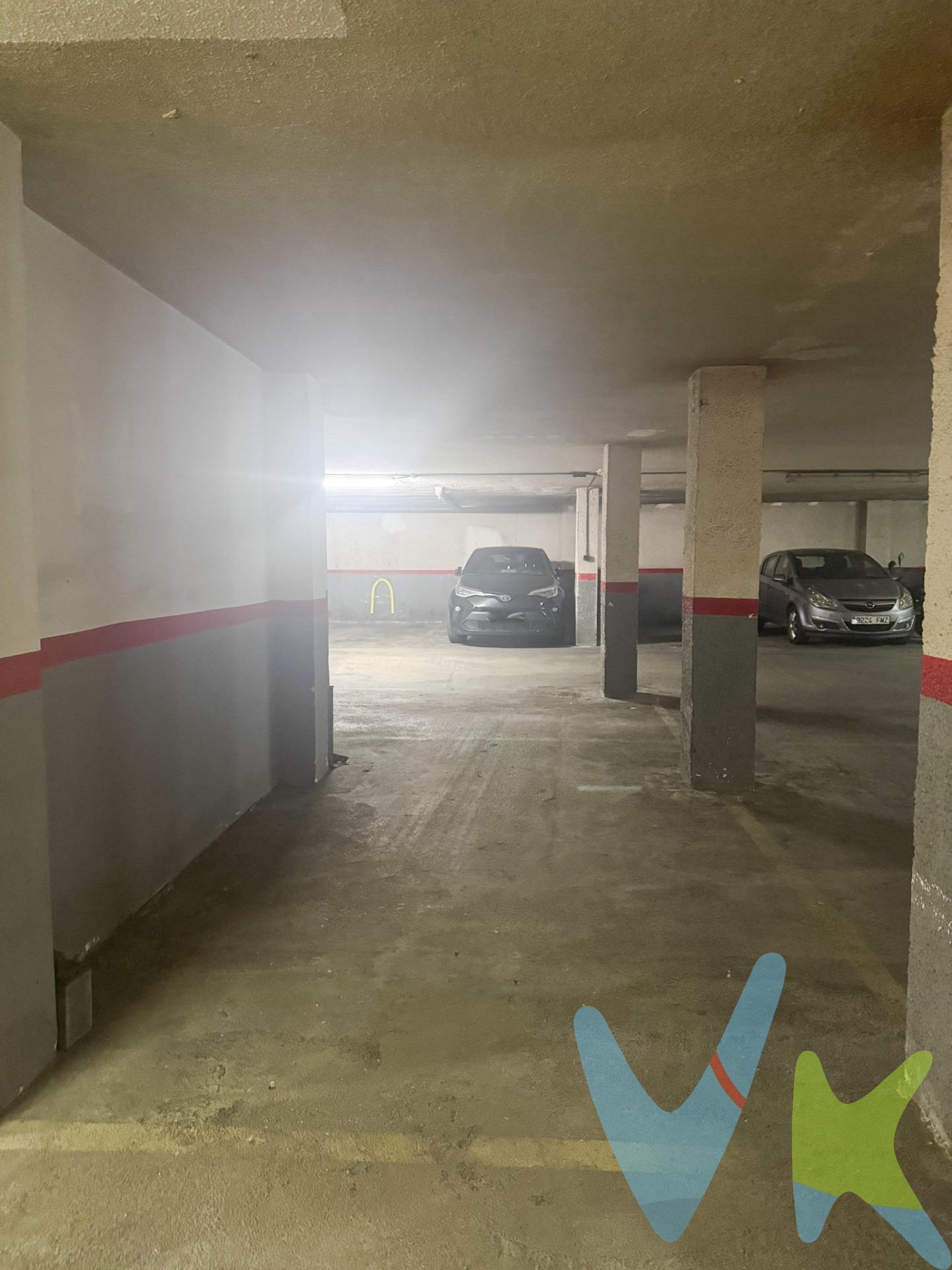 ¡Descubre tu aparcamiento ideal en Burjassot! . Esta plaza de garaje de 11,97 m² en la calle Escalante 21 es la solución perfecta para olvidarte de buscar sitio. Olvídate del estrés de los aparcamientos estrechos; aquí tu coche, cabrá sin problemas. ¡Aparcar será pan comido!. Su ubicación es inmejorable, en una zona super demandada y con acceso directo a las principales vías. Es una inversión inteligente, tanto si vives aquí como si trabajas por la zona. Imagina la tranquilidad de llegar a casa y tener tu sitio asegurado, sin dar vueltas ni aparcar lejos. Ahorra tiempo y relájate sabiendo que tu coche está seguro y accesible. Además, está cerca de todo: tiendas, servicios y transporte público. ¡Es la opción más práctica, segura y eficiente en Burjassot !. La descripción del presente inmueble e imágenes tienen mero carácter informativo y en ningún caso carácter contractual, pudiendo ser modificados por la inmobiliaria comercializadora sin que ello implique responsabilidad alguna frente a terceros. En el precio de venta a público, esta propiedad NO incluye los gastos de adquisición (Notario, registro, gestión, honorarios, etc…). 