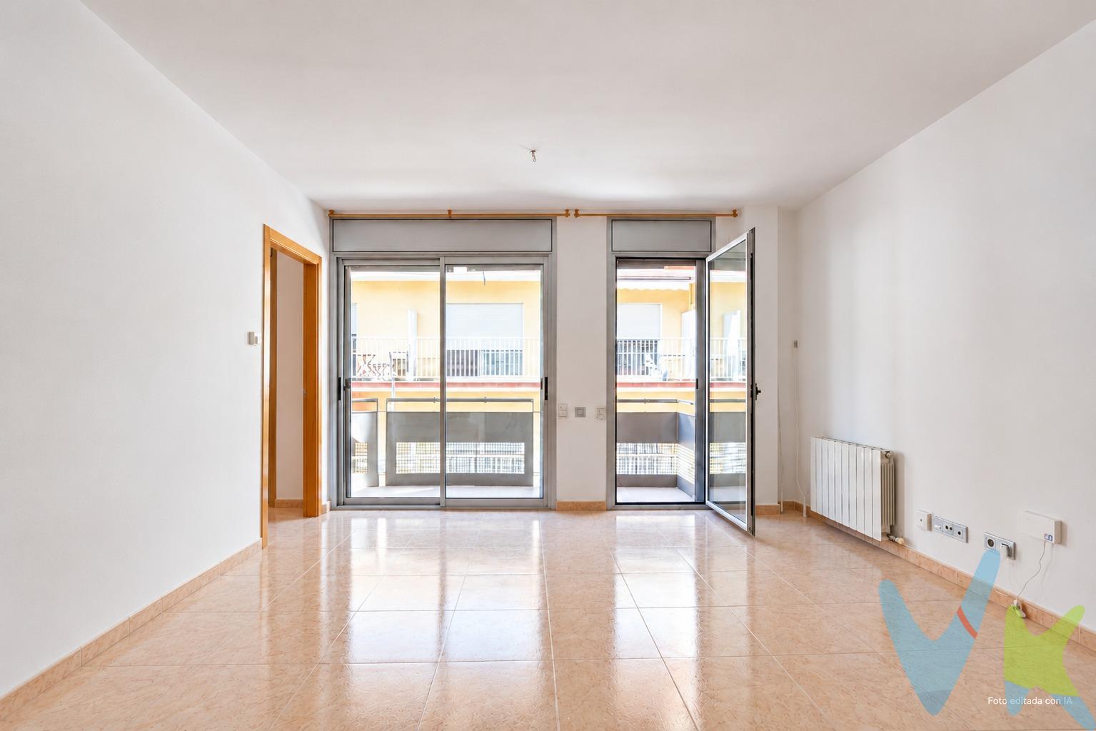 Amplio y luminoso primer piso con ascensor en finca impecable del año 2004 con pocos vecinos, ubicado en el Barri de Mar de Vilanova i la Geltrú, a un paso de la playa y del paseo marítimo. La vivienda cuenta con una cómoda distribución que incluye tres dormitorios (uno de ellos en suite), dos baños completos, cocina independiente y un acogedor salón-comedor con salida a un balcón. Calefacción de gas natural y armarios empotrados. Además, incluye plaza de parking en el edificio colindante, ofreciendo el máximo confort y practicidad en el día a día. Vivir en el Barri de Mar te permitirá disfrutar del auténtico estilo de vida mediterráneo, rodeado de comercios, excelente oferta gastronómica, el puerto deportivo y con la comodidad de tener la estación de RENFE a pocos minutos caminando para plantar cara a Barcelona en menos de 40 minutos. Vilanova i la Geltrú es la capital del Garraf, famosa por sus más de 6 km de playas de arena fina, su ambiente familiar y su alta calidad de vida, convirtiendo a este inmueble en una oportunidad única tanto como primera residencia como inversión junto al mar. El precio no incluye impuestos (ITP, IVA y AJD), ni los gastos de notario ni los de registro. Cédula habitabilidad CHB05660222001. Certificado Energético: Referencia 130T2K32Q Consumo de energia E 159 Kwh/m² año Emisiones E 33 Kg CO2/m² año