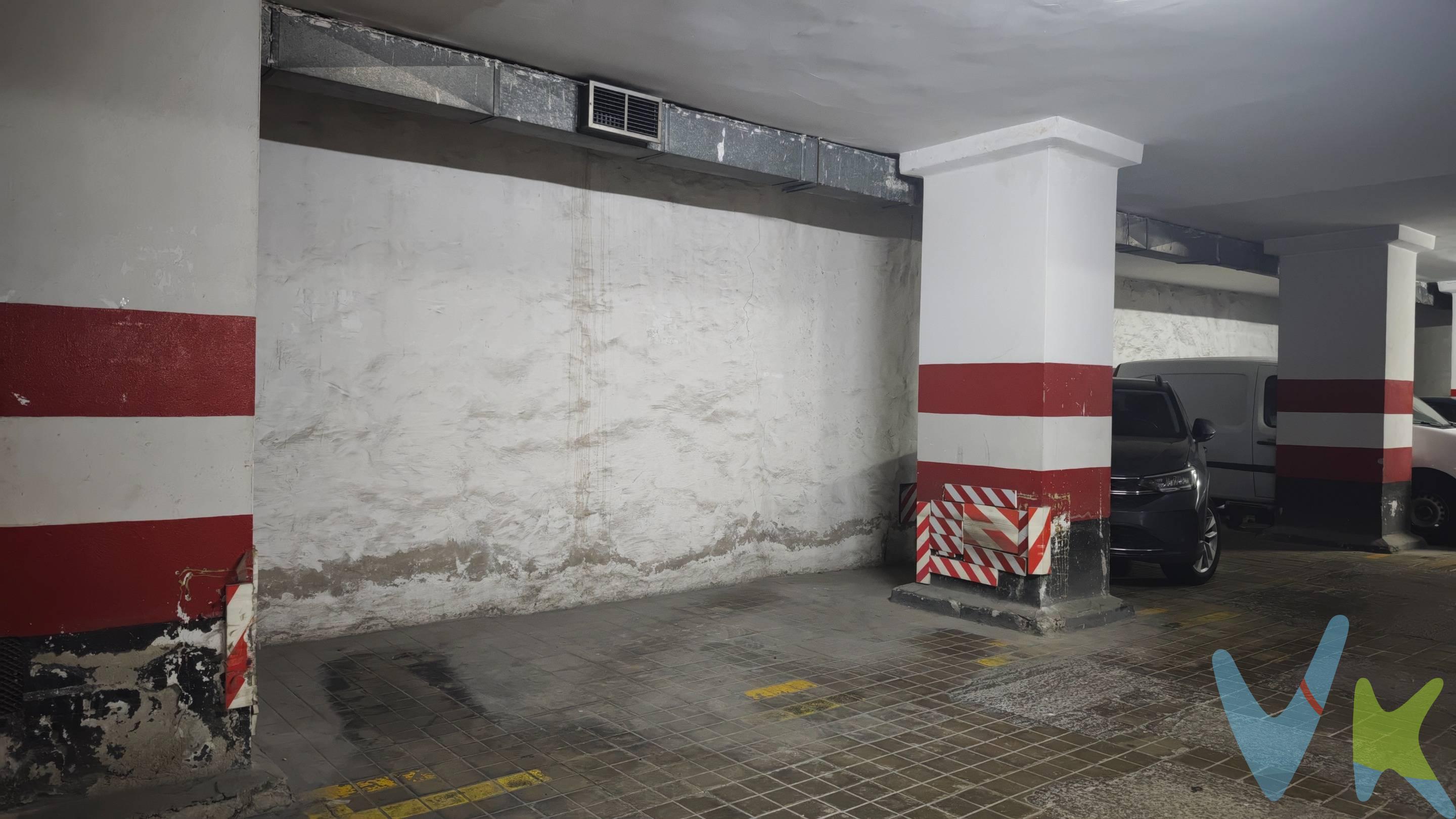 Excelente plaza de garaje en Avenida Mesa y López nº 58 con calle Pelayo. A pocos minutos de la playa de Las Canteras y en plena zona comercial de la ciudad con alta demanda de aparcamiento. . Plaza de aparcamiento para coche pequeño, mide aproximadamente 4,30m2 de largo y 2,5m2 de ancho, dispone de ascensores para llegar al sótano-1 y la plaza está ubicada entre dos columnas, con fácil maniobra para su estacionamiento. La plaza dispone de acceso para vehículos  mediante  la rampa con portón desde la calle Pelayo y cuenta además con acceso directo desde el portal del edificio de Avenida Mesa y López, 58, ofreciendo una gran discreción y comodidad para entrar y salir. Además cuenta con servicio de portería de 7h a 15h y cámaras de seguridad tanto en la entrada del edificio como en la zona de garajes. Una plaza cómoda, segura y bien ubicada, ideal para quienes buscan disponer de un espacio de estacionamiento en la zona de Mesa y López. ¡No dejes pasar la oportunidad y ven a verlo!. 