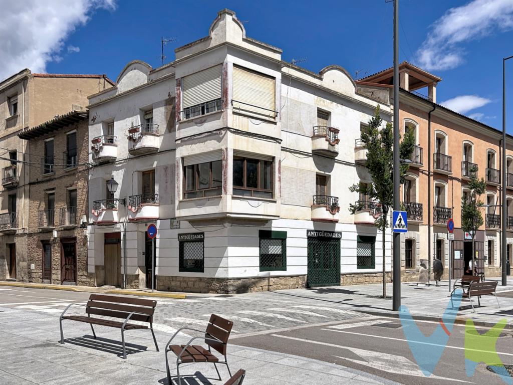 Piso de 4 habitaciones en el emblemático Paseo Pamplona de Tudela: amplitud, luz total y la exclusividad de un garaje privado en una ubicación inmejorable. Descubre el privilegio de vivir en una de las zonas más dinámicas y conectadas de la ciudad con este extraordinario piso donde la luz es la verdadera protagonista, gracias a una distribución totalmente exterior que permite que cada una de sus habitaciones y su acogedor salón se inunden de claridad durante todo el día. Esta propiedad no es solo una vivienda en buen estado, sino una oportunidad estratégica de inversión en una ubicación que nunca pierde valor: un espacio con una base sólida y un amplio margen de mejora para que puedas rediseñarlo a tu gusto y convertirlo en el hogar de tus sueños a medida. Con la comodidad inigualable de contar con tu propio garaje privado un activo escaso y valiosísimo en esta zona este piso representa la combinación perfecta entre espacio, potencial y conveniencia urbana; no dejes pasar la oportunidad de visitar esta joya con vistas al exterior y empieza hoy mismo a proyectar tu futuro aquí.