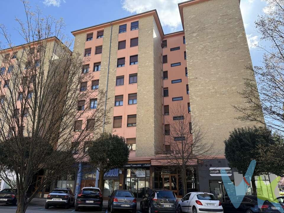  
Se vende magnífica vivienda situada en la calle Monasterio de Irache, en el consolidado barrio de San Juan, una de las zonas más demandadas de Pamplona por su comodidad, servicios y cercanía al centro.
La vivienda destaca por su amplitud, luminosidad y excelente orientación sur, lo que permite disfrutar de luz natural durante todo el día y de agradables vistas despejadas.
El piso dispone de 4 habitaciones, perfectas para familias o para quienes necesiten espacio adicional para despacho o zona de trabajo. Cuenta con dos baños, uno completo y un aseo con posibilidad de instalar ducha, lo que ofrece gran potencial de adaptación a las necesidades de la vivienda.
La distribución es muy cómoda y funcional:


Salón independiente amplio y luminoso


Cocina independiente


Balcón ideal para disfrutar del exterior


4 dormitorios con múltiples posibilidades


1 baño completo + 1 aseo con opción de ducha


La ubicación es inmejorable:✔ A pocos minutos caminando del centro de Pamplona✔ Excelente conexión con numerosas líneas de villavesa✔ Rodeado de colegios, comercios, zonas verdes y todos los servicios
Una oportunidad perfecta para quienes buscan espacio, luz y una ubicación privilegiada en uno de los barrios con más vida de Pamplona.
Ideal tanto para familias como para quienes desean vivir cerca del centro sin renunciar a la tranquilidad.