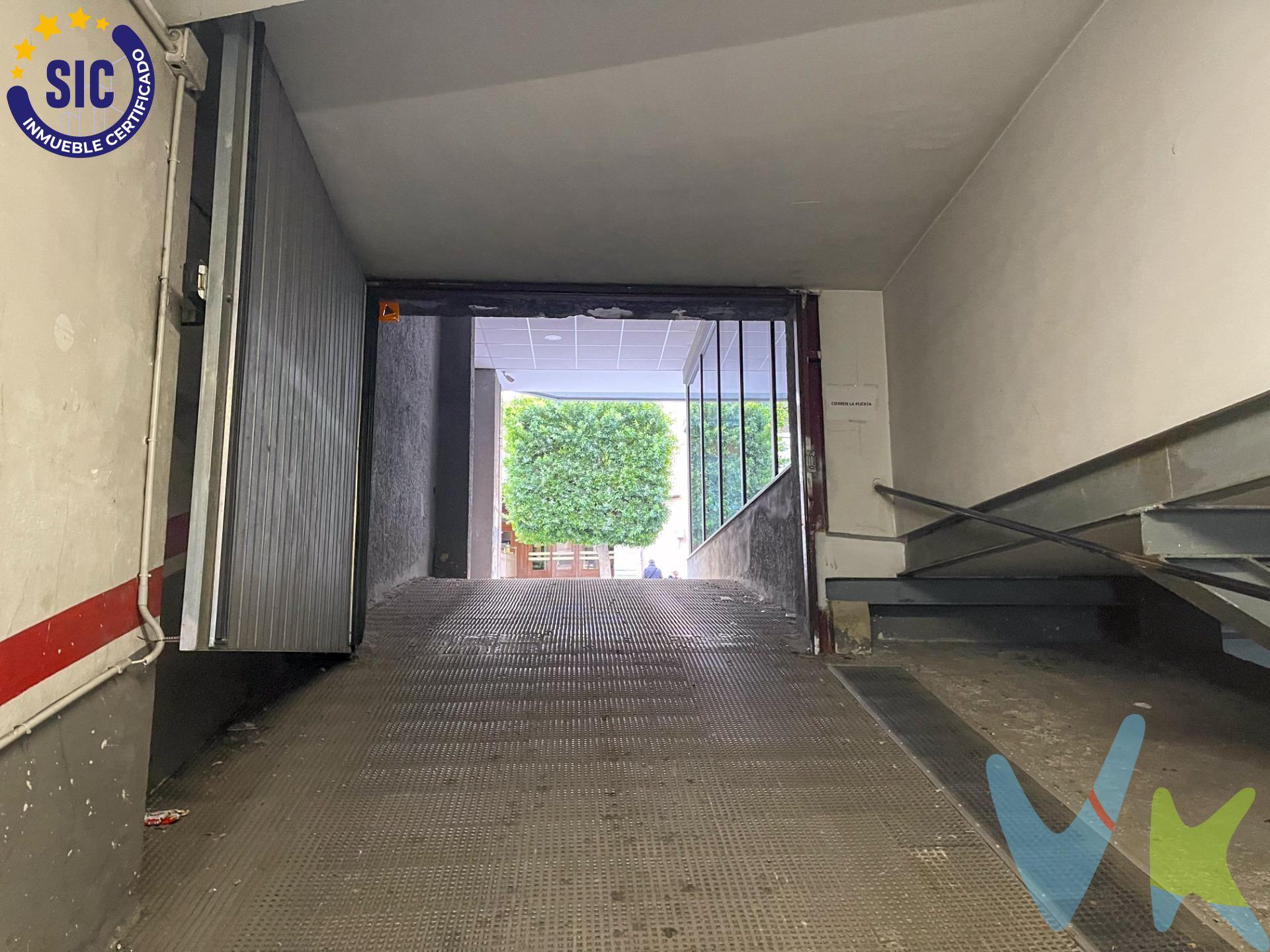 Si vives o trabajas en el centro de Llíria, sabes lo complicado que puede ser encontrar un lugar para aparcar. Por eso, esta es tu oportunidad de resolver ese problema para siempre. En la Calle Sant Vicent nº28, te ofrecemos dos plazas de garaje contiguas en la planta -2, numeradas como 22 y 23. Con 8 m² cada una, estas plazas están diseñadas para ofrecerte comodidad y seguridad. El garaje cuenta con una amplia puerta de acceso automática, lo que facilita la entrada y salida con tu vehículo. Además, podrás desplazarte cómodamente gracias a su acceso por escaleras o ascensor. Este espacio no solo representa una solución práctica, sino también una inversión en tu calidad de vida. Imagina olvidarte de las vueltas interminables buscando aparcamiento y disfrutar de la tranquilidad de tener tu coche siempre protegido. El precio es inmejorable: 4.000€ por plaza. Puedes adquirir una o ambas, dependiendo de tus necesidades. No dejes pasar esta oportunidad única de asegurarte un espacio propio en una ubicación estratégica. ¡Plazas como estas no se encuentran todos los días en el centro de Llíria!. Para más información o para concertar una visita, contacta hoy mismo. ¡Haz que tu día a día sea más fácil y cómodo!. Precio: 4.000€ por plaza. La descripción del presente inmueble e imágenes tienen mero carácter informativo y en ningún caso carácter contractual, pudiendo ser modificados por la inmobiliaria comercializadora sin que ello implique responsabilidad alguna frente a terceros. En el precio de venta a público, esta propiedad NO incluye los gastos de adquisición (Notario, registro, gestión, honorarios, etc…). 