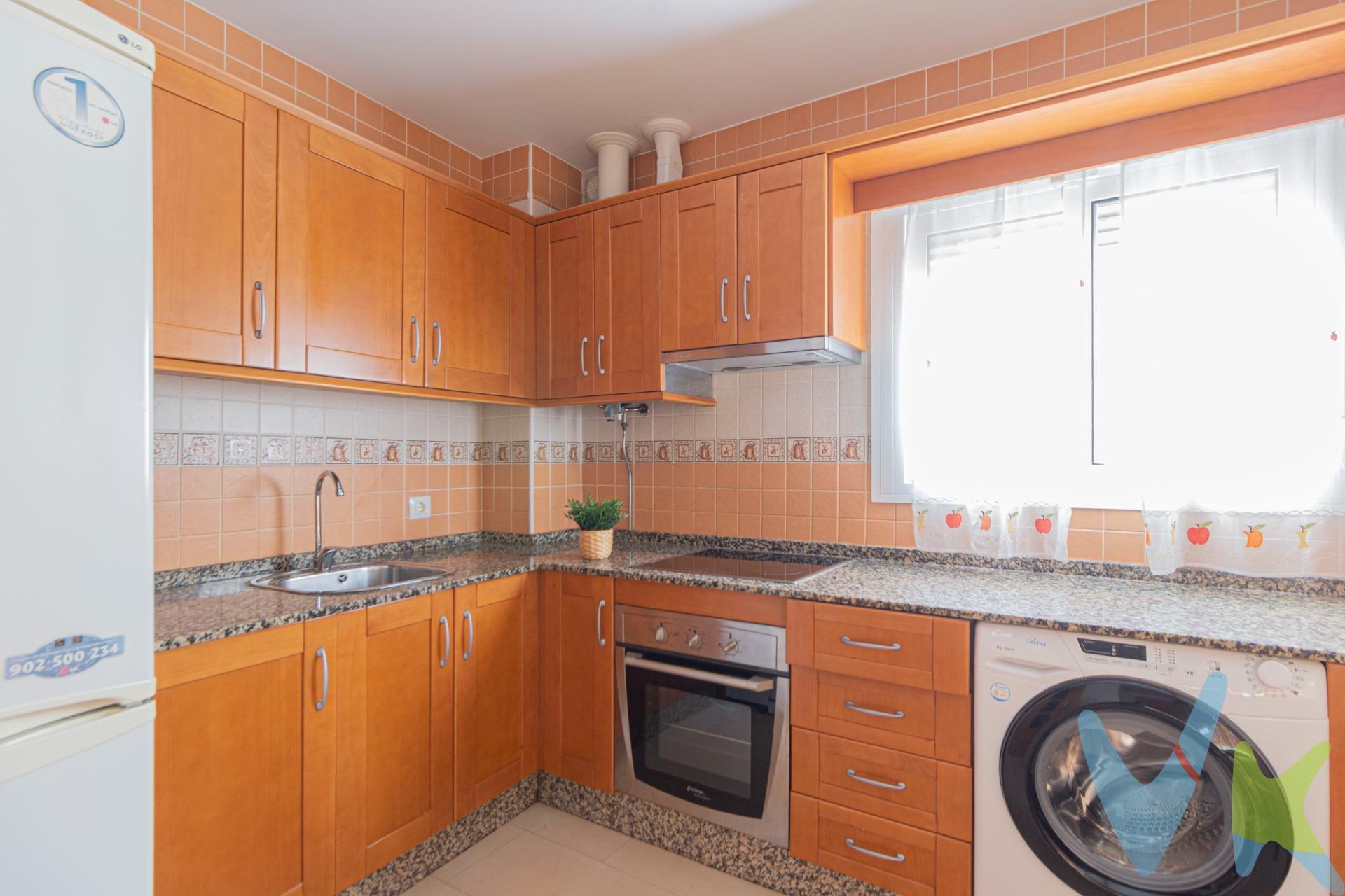 🏡 Piso en venta en excelente estado | 2 dormitorios + azotea privada. Descubre esta vivienda muy luminosa, cuidada y con acabados de calidad, perfecta para vivir cómodamente desde el primer día. La propiedad cuenta con 2 dormitorios y 37 m² de azotea totalmente privada, ideal para disfrutar del aire libre, reuniones o momentos de relax. Características destacadas:. 🌞 Luminoso y muy cuidado, listo para entrar a vivir. ❄️ Aire acondicionado en todas las estancias, garantizando confort todo el año. 🍽️ Cocina totalmente equipada, con práctica despensa. 🛋️ La vivienda se entrega tal como aparece en las fotografías, con muebles y electrodomésticos incluidos. Una oportunidad única para quienes buscan comodidad, estilo y una vivienda lista para disfrutar. 📞 Contacta para más información o para concertar una visita. . Cláusula de Transparencia y Desglose de Gastos (Ley 10/2025). Precio del Inmueble: 155.000€. Honorarios de agencia :( 3% ) +IVA. En cumplimiento de las obligaciones de información previstas en la Ley 10/2025, de 28 de diciembre, de servicios de atención a la clientela y transparencia, así como en la normativa sectorial vigente, se hace constar que el precio indicado no incluye los gastos e impuestos inherentes a la adquisición, los cuales se desglosan a continuación:. * Impuesto sobre Transmisiones Patrimoniales (ITP): Se aplicará el tipo impositivo vigente en la Comunidad Autónoma de Andalucía (generalmente el 7%, sin perjuicio de tipos reducidos del 3,5%, 1,2% o 1% aplicables según las circunstancias personales del comprador o las características del inmueble). El impuesto se devenga sobre el Valor de Referencia de Catastro o el precio de venta, aquel que resulte superior. * Gastos de Notaría: Los honorarios notariales se calcularán conforme al arancel oficial regulado en el Anexo I, del Real Decreto 1426/1989, de 17 de noviembre, por el que se aprueba el arancel Notarial. * Gastos de Registro: La inscripción en el Registro de la Propiedad se facturará según el arancel oficial establecido en el ANEXO I, del Real Decreto 1427/1989, de 17 de noviembre, por el que se aprueba el arancel Notarial. * Gastos de Gestión (Gestoría): Los honorarios por la tramitación administrativa, liquidación de impuestos e inscripción registral ascienden a 550€ (IVA incluido),aproximadamente. Honorarios Agencia del Vendedor: incluidos en el PVP. Para una información exhaustiva sobre el funcionamiento, tipos impositivos y bonificaciones del ITP en Andalucía, puede consultar el portal oficial de la Agencia Tributaria de la Junta de Andalucía.  https://www.juntadeandalucia.es/organismos/economiahaciendayfondoseuropeos/areas/tributos-juego/tributos/páginas/impuestos-cedidos-transmisiones.htm