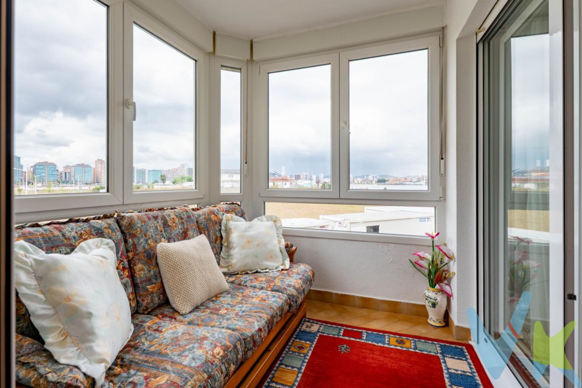 ¿Quieres vivir en primerísima línea de playa con vistas directas al mar y en un espacio en plena transformación? ¡Este es tu apartamento!En el Rinconín, en la Avenida José García Bernardo en un edificio muy emblemático de Gijón y con vistas directas al mar. Este fantástico apartamento de 46 m2 se encuentra situado en el corazón del proyecto urbanístico Playa Verde, un amplio espacio de zonas verdes, lúdico y deportivo en plena línea de Costa de San Lorenzo.Dispone de un amplio salón con cocina Americana, baño y habitación. La terraza a la que se accede desde salón y habitación tiene un buen tamaño y unas vistas privilegiadas al mar.El apartamento también dispone de un amplio garaje con acceso directo desde el edificio y cierre individual lo cual nos ofrece un amplio espacio de almacenaje.Si quieres mas información o quieres visitarlo, no dudes en contactarnos.En el precio publicitado no están incluidos los Impuestos de Transmisiones Patrimoniales, Notaría y Registro.