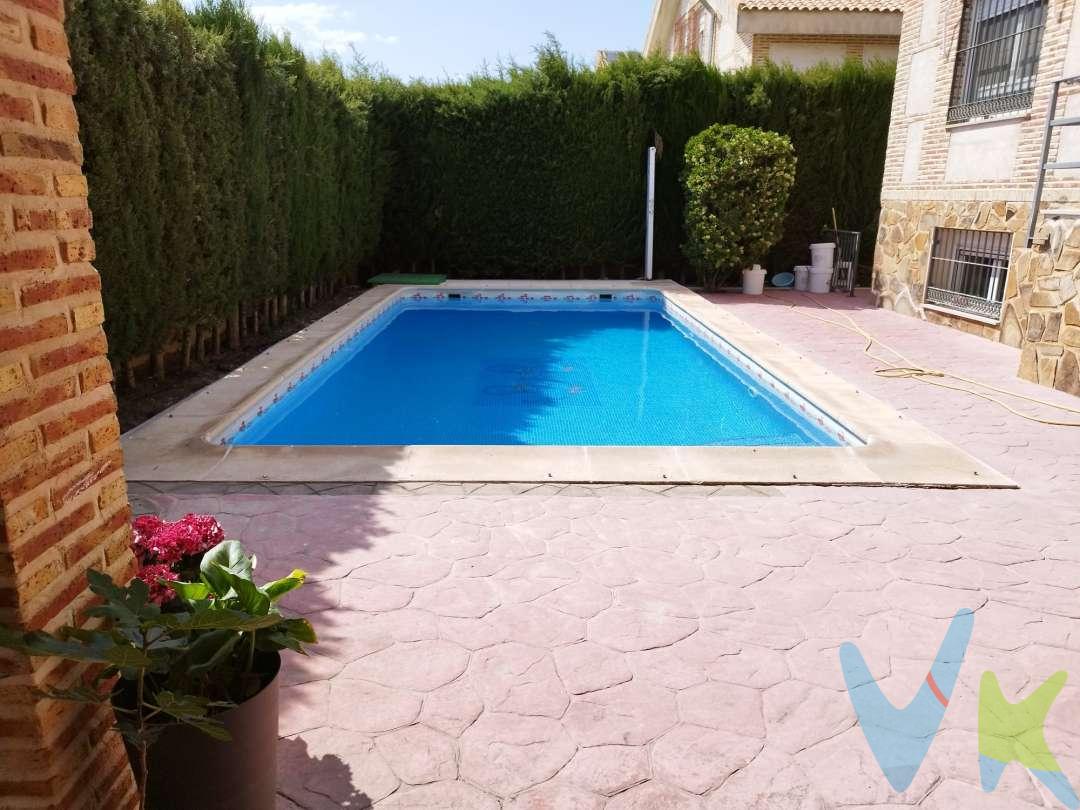 Chalet en Cobisa, buen estado, para entrar a vivir. Con vistas al campo. Muy soleado. Tiene 3 plantas distribuidas con 6 habitaciones muy amplias, 2 cocinas de 20m2, 2 salones y 3 cuartos de baño con plato de ducha y bañera. 
Superficie:

Parcela 485m2. 
Construcción 375m2

Puertas en Sapelli, ventanas en aluminio con climalit, suelo gres porcelánico, calefacción por gasoil, aire acondicionado con bomba de calor, cocina amueblada.
Jardín exterior con arizónica, piscina y cenador. Garaje para dos vehículos con puerta automática. Sótano con varias habitaciones y cocina. 
Cobisa tiene todos los servicios de colegio, guarderías, centro de salud, supermercados, farmacia, etc. a 7 kilómetros de Toledo.
Disponemos de financiera para hacerte un estudio de viabilidad hipotecaria.
Honorarios de intermediación inmobiliaria no incluidos en el precio.
¡Presenta tu oferta!
Información válida salvo error tipográfico.
 