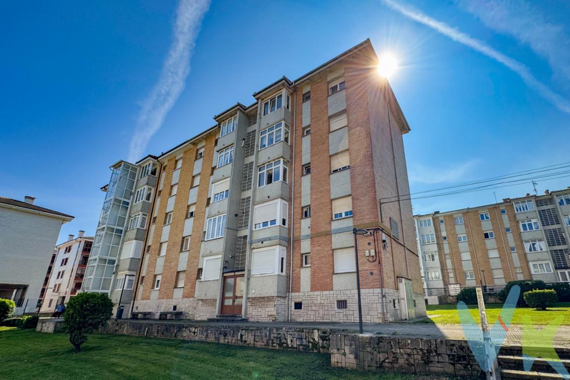 En la calle Madrid, en Luanco, tres dormitorios exteriores llenos de luz esperan su transformación.No es lo que es hoy, sino lo que puede llegar a ser: un hogar exclusivo o una inversión estratégica en un pueblo costero que combina todo lo que hace especial a Asturias. Luanco ofrece playas de arena dorada, un puerto con vida propia, gastronomía de primer nivel y calles llenas de historia. Aquí, la calma y la autenticidad se sienten en cada rincón, y cada proyecto cobra un valor único junto al mar.Un lienzo en blanco con luz, ubicación y carácter para crear algo verdaderamente extraordinario.En las últimas fotografías de este anuncio podrás descubrir una propuesta de reforma realizada mediante home staging virtual con inteligencia artificial, que muestra cómo podría transformarse esta vivienda tras una actualización estética. Se informa a los interesados que el precio de venta indicado no comprende los honorarios al comprador de la agencia inmobiliaria, el Impuesto de Transmisiones Patrimoniales (ITP) ni los gastos asociados a la compraventa (notaría, registro de la propiedad y otros)