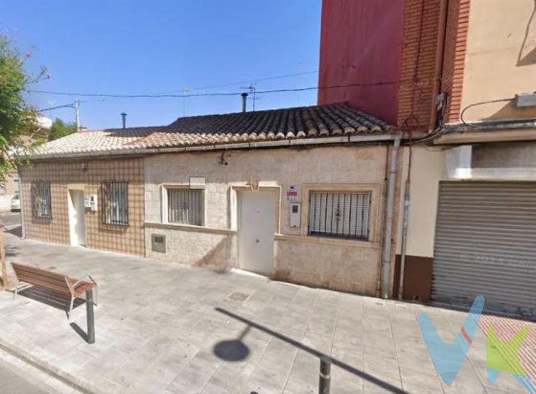 La casa que estabas buscando, con patio y terraza, en el corazón de Torrent.Te ofrecemos la posibilidad de adquirir una fantástica casa de pueblo en Camí Real de Torrent, junto supermercados, ambulatorio, mercado, colegios,... al lado de la calle San ValerianoTotalmente reformada para entrar a vivir, esta casa con fachada de piedra, dispone de un patio interior de unos 18m² muy práctico, para relajarte, llenarlo de plantas, tender, que los niños jueguen o tener una mascota, además dispone de un lavadero que hará más fácil el día a día y desahogará la cocina. Este patio tiene acceso a una terraza superior de unos 50m² que cubre toda la propiedad y preparada, según el propietario, para construir un piso superiorSe distribuye en un amplio salón-comedor preparado con salida de chimenea (si se quiere instalar), gran cocina, 3 habitaciones con 2 armarios empotrados y 2 baños. Buenos acabados como ventanas doble cristal tipo climalit, suelo gres, paredes lisas, puertas interiores lacadas en blanco, puerta exterior blindada, en fin, que sus actuales dueños ya han realizado una reforma integral otorgando de mucho estilo todos sus acabados para que sólo cojas tus maletas y te vengas a vivir.Llámanos, te informaremos o quedaremos para ir a visitarla y acompañaremos en todo el proceso de compra, no pierdas esta oportunidad.Si tienes que vender antes tu vivienda, llámanos y te asesoramos cómo hacerlo para además tener los mínimos gastos posibles y todas las garantías.Agencia Registrada con el nº00516 en el Registro Obligatorio de Agentes Inmobiliarios de la Comunidad ValencianaPor mandato expreso del propietario, COMERCIALIZAMOS ESTE INMUEBLE EN EXCLUSIVA, lo que le garantiza el acceso a toda la información, a un servicio de calidad, un trato fácil, sencillo y sin interferencias de terceros. Por este motivo, se ruega NO MOLESTAR AL PROPIETARIO, a los ocupantes de la propiedad o a los vecinos. Muchas gracias por su comprensión.La oferta está sujeta a cambios de precio o retirada del mercado sin previo aviso. Este anuncio en su conjunto, incluyendo textos, fotos, imágenes o cualquier otro contenido de este, no es vinculante dado que la información es ofrecida por terceros y puede contener errores. Se muestra a título informativo y no contractual.El precio anunciado NO INCLUYE los impuestos, ni los gastos como, Notario, Registro de la Propiedad, ni los honorarios de la agencia inmobiliaria.Esta propiedad se pone a la venta con toda la documentación comprobada y en regla, por lo que ofrecemos GARANTIAS a los compradores  