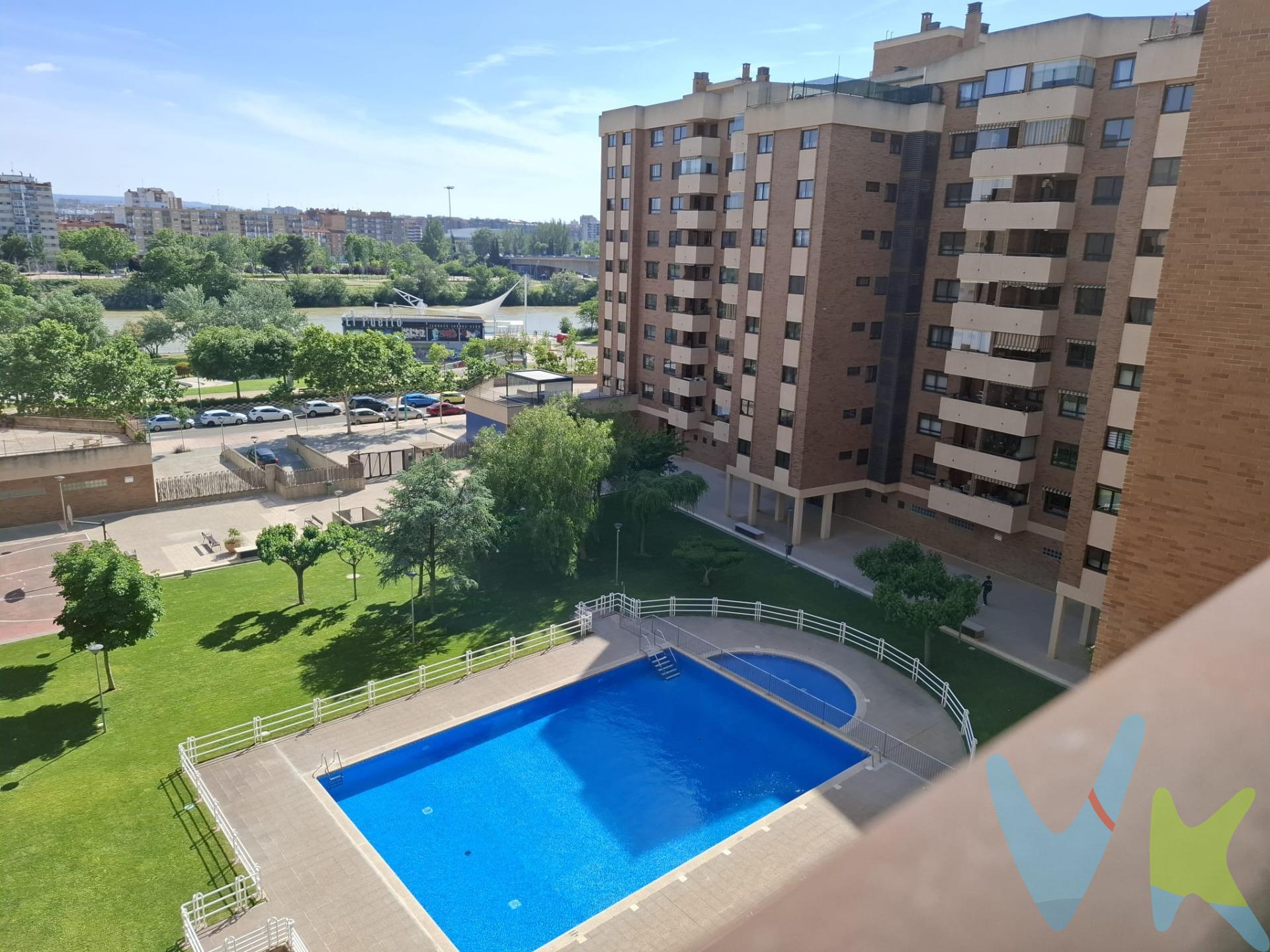 ¡Bienvenidos a vuestro próximo hogar en el edificio Capitolio II, en pleno paseo de la Ribera!. Os presentamos este encantador y luminoso piso ubicado en una de las zonas más agradables y familiares para vivir en la ciudad. Construido en 2001, este piso os ofrece comodidad, amplitud y unas vistas que enamoran. Con 102 m² de superficie útil y una estupenda terraza de 6,40 m², podréis disfrutar cada día de vistas despejadas hacia las zonas comunes ajardinadas con piscina, y más allá, de toda la belleza natural de la ribera del Ebro, ideal para quienes valoran la tranquilidad sin renunciar a la vida activa. El corazón de la vivienda es su salón de 23 m², amplio, luminoso y con salida directa a la terraza. A continuación, encontramos un comedor independiente de casi 10 m², perfecto para compartir momentos especiales en familia o con amigos. Dispone de tres dormitorios, entre ellos una preciosa suite principal con baño completo con ventana, un gran armario empotrado y otro gabanero para máxima funcionalidad. La vivienda cuenta con un segundo baño completo, ideal para el día a día familiar. La cocina independiente está equipada y cuenta con una práctica galería, perfecta para zona de lavado o almacenaje adicional. Y para completar esta magnífica vivienda: plaza de garaje y trastero con acceso directo. Además, disfrutaréis de aire acondicionado por toda la casa, una urbanización tranquila, zonas verdes, piscina y una ubicación inmejorable para los amantes del deporte y la naturaleza, sin perder la conexión con el centro gracias a varias líneas de autobús cercanas y Z-30. Un piso ideal para familias, para quienes buscan calidad de vida y para los que sueñan con vivir rodeados de verde y tranquilidad. ¡Venid a conocerlo, os enamorará!