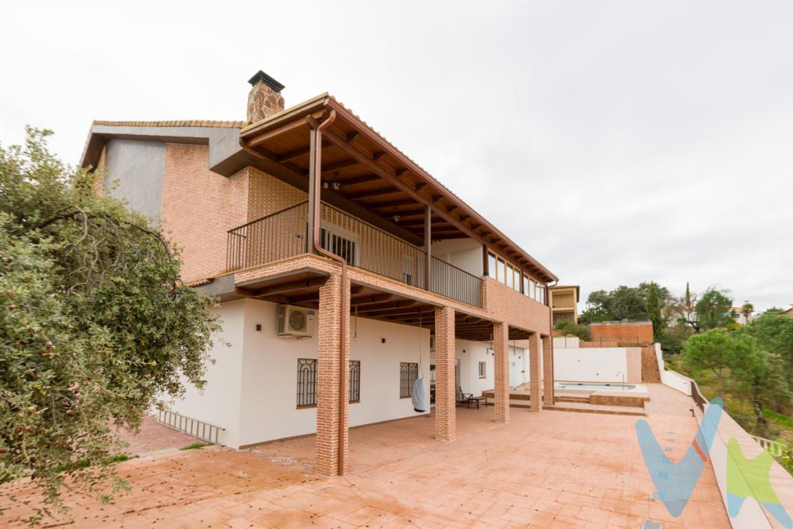 Ponemos a tu alcance una propiedad única por su enclave y características, situada en la urbanización Calalberche, en la frontera de Madrid y Toledo, situado entre Mentrida, Villa del prado y Aldea del Fresno, a unos 50 Km de Madrid, y con unas vistas 360º a las sierras de Guadarrama y Gredos.Calalberche, en gran parte se encuentra bañada por el río Alberche, donde se forman playas naturales creadas por el propio río, las cuales son su gran atractivo y donde se puede disfrutar bañándose en ellas. En los meses de verano la urbanización triplica su población, especialmente los fines de semana, donde la gente aprovecha para bañarse en las \"Playas de Madrid\".Esta propiedad es una oportunidad para convertirla en negocio o en vivienda propia por sus características y la gran demanda que hay actualmente para turismo ruralLa propiedad que te ofrecemos se enclava en la parte más alta de la  urbanización, desde donde se pueden disfrutar los amaneceres de Madrid y las puestas de sol sobre el rio Alberche.Se trata de un chalet de 3 plantas con 590 m2 útiles y en una parcela de 2.230 m2·        La vivienda, de unos 480 m2 útiles en 3  plantas, es una vivienda unifamiliar aislada, con porche de acceso, la primera planta está distribuida interiormente en hall, distribuidor, desde el que se accede a las plantas superior y sótano, en esta planta se encuentran el salón con cocina integrada de unos 70m2, mas 3 dormitorios  y 2 cuartos de baño uno de ellos en el dormitorio principal de 38m2.·        La segunda planta, tiene 148 m2. Y se distribuye en hall, 4 dormitorios abuhardillados todos con armarios empotrados y de unos 30m2 cada uno además dispone de dos cuartos de baño.·        La planta sótano de 182m2 , está habilitada  como zona de ocio o reuniones, con acceso directo a las zona deportivas, piscina y gimnasio. El salón es de 80m2 , las 3 habitaciones y los dos cuartos de baño, junto al almacén , completan esta planta en madera.Para el servicio de calefacción y agua caliente, la propiedad dispone de caldera de gasoil ubicada en una exterior donde además hay un depósito adicional de agua , adicionalmente se han instalado placas solares, para una mejor eficiencia energéticaUna de las joyas de esta propiedad esta en el exterior, en la zona de piscina diseñada para disfrutar de los espacios y de la iluminación de día y de noche.  