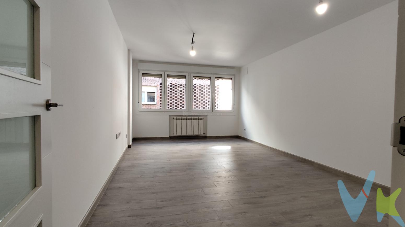 Piso con terraza y plaza de garaje completamente reformado en Avenida de la Paz, Logroño. Ascensor. Orientación este oeste. Dispone de salón, cocina, 3 dormitorios y dos baños. Calefacción central. Suelos de tarima y gres. Carpintería exterior de pvc con climalit y oscilobatiente. Exterior. Garaje. Todos los servicios en el entorno. Junto a la Universidad de La Rioja.