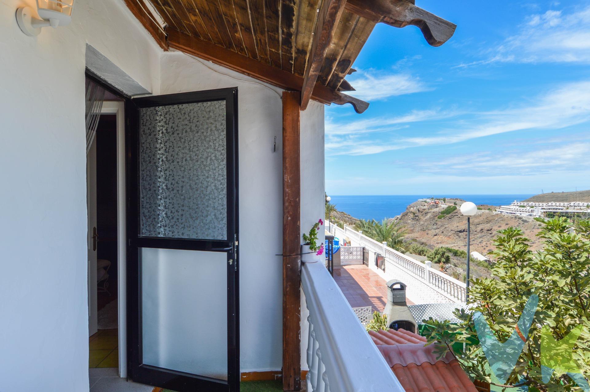 Descubre tu nuevo hogar en este encantador dúplex ubicado en la tranquila zona de Puerto Rico dentro de un complejo residencial que dispone de una gran piscina comunitaria, solarium y  aparcamiento exterior cómodo.  Esta propiedad es perfecta para disfrutar del comfort y la privacidad. . En la planta principal, podrás relajarte en una amplia terraza que supera los 90 m² donde se encuentra también una acogedora zona de barbacoa ideal para las noches estrelladas. Además contarás con acceso directo a un hermoso jardín y espacios como el salón, la cocina independiente, solana, un dormitorio y un aseo. La planta alta ofrece dos cómodos dormitorios más, todos ellos disfrutando de espectaculares vistas panorámicas desde su balcón privado. . Cuota de comunidad de 85 € por mes sin gastos incluidos. Aprovecha todas las comodidades adicionales; cercanía a centros comerciales esenciales e incluso parada de taxi cerca. Todo esto situado solo a tres minutos en coche de la famosa playa Amadores! . Este dúplex no sólo es una vivienda sino también una oportunidad única llena potenciales opciones interiores por explorar. *Visitas a la propiedad*: Todos los interesados en ver la propiedad deberán presentar un documento de identificación válido, como DNI, NIE o pasaporte, antes de la visita. Además, se requerirá que firmen una hoja de visita al ingresar a la propiedad. INFORMACION ADICIONAL:. - El uso de la propiedad estará siempre sujeto a la legislación vigente. - Información legal: El Precio de Venta al Público (PVP) no incluye impuestos ni gastos de escritura, que legalmente corresponden al comprador y se estiman entre un 8% y 10% adicional. Estos costes comprenden el ITP (6,5% general, sujeto a excepciones) en viviendas de segunda mano, o IGIC (7%) y AJD (1%) en obra nueva, además de aranceles de Notaría y Registro (aprox. 0,3% - 0,8%) y gestión documental. La base imponible se calculará sobre el mayor valor entre el precio de venta, la tasación o el valor de referencia catastral. Los gastos derivados de la financiación (tasación y gastos bancarios) corren a cargo del comprador según su elección, mientras que los honorarios de intermediación inmobiliaria están incluidos en el precio y son asumidos por el vendedor. Operación sujeta a aceptación expresa del vendedor e información legal completa a disposición del consumidor. - La información sobre la propiedad está sujeta a posibles errores y cambios involuntarios. 