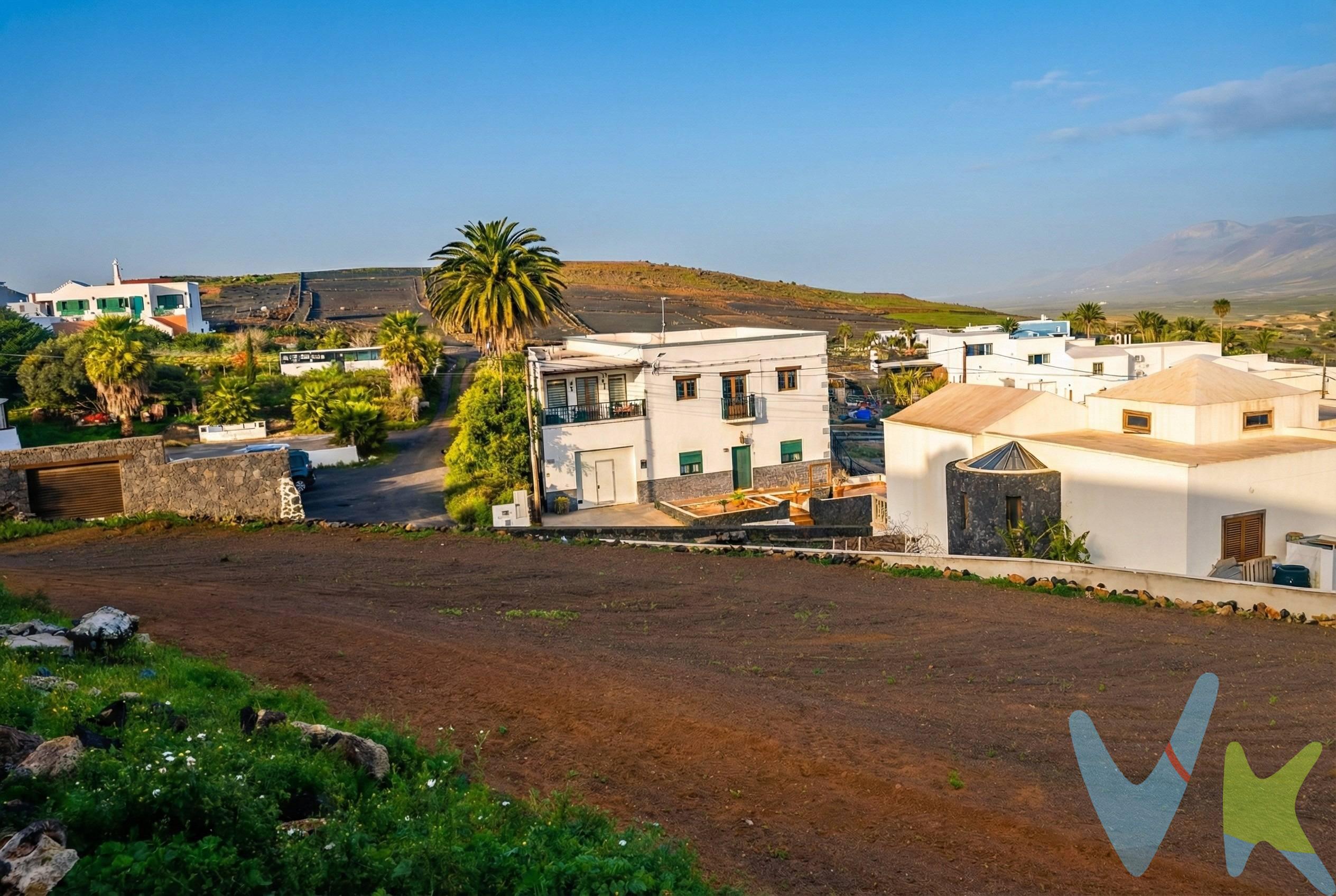 Vive la esencia de Lanzarote en Tao: Un proyecto a tu medida. Descubre la paz de Tao, en el municipio de Teguise, donde el horizonte volcánico se funde con la tradición. Esta excepcional parcela urbana de exclusivamente 1.000 m² (pendiente de segregación)  en la calle Tinabuado es un lienzo en blanco bajo la ordenanza PUN-3, diseñado para adaptarse a tu visión. Su gran versatilidad ofrece tres caminos únicos: crear una majestuosa finca para quienes buscan privacidad absoluta, construir dos viviendas independientes como una inversión de alta rentabilidad, o establecer tu hogar en una de las parcelas y vender la otra para financiar tu sueño. Gracias a que la normativa establece una parcela mínima de 500 m², la viabilidad de este proyecto es total. Podrás proyectar hogares con una edificabilidad de 0,40 m²/m² y un 40% de ocupación , respetando la belleza de los muros de piedra y fachadas blancas típicas de la isla. Esta oportunidad se ofrece como una porción de finca matriz, permitiendo al comprador liderar y personalizar el proceso de segregación a su medida y coste, garantizando una gestión directa de su futuro desde el primer día. ¡Construye tu legado en uno de los pueblos más auténticos de Lanzarote!