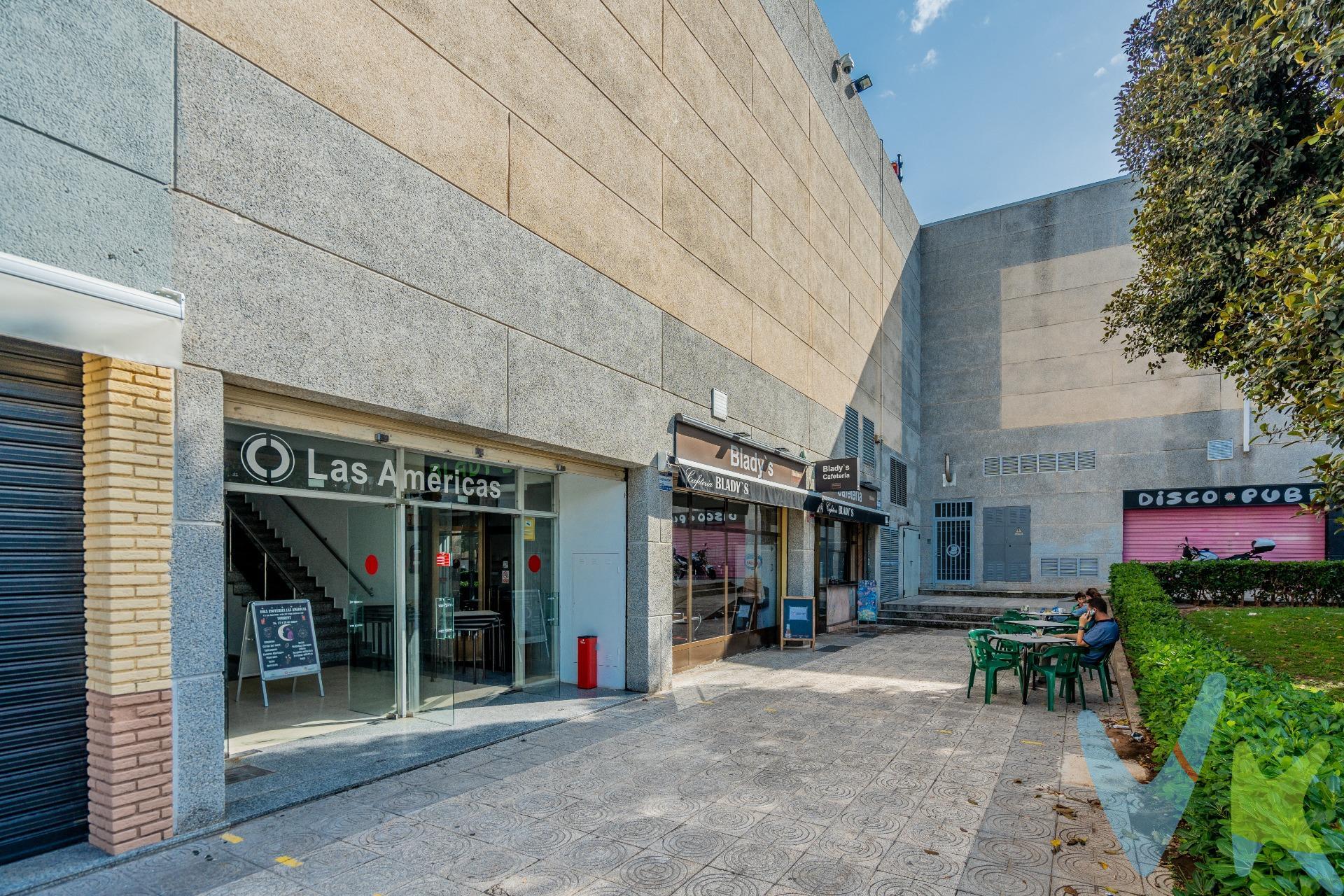 Si estás buscando una cafetería en un lugar de mucha afluencia, ¡tengo la perfecta para ti! Se trata de una cafetería en el centro comercial Las Americas, que cuenta con más de 100 mesas entre salón y terrazas. Además,  está lleno todos los días y completo los fines de semana con una alta facturación. Lo mejor de todo es que se vende totalmente equipada, incluyendo la licencia y la razón social si la necesitan. Y para hacerla aún más atractiva, su terraza exterior da a un parque con árboles donde los niños pueden jugar mintras sus papas se pueden relajar. ¿Qué te parece?.  ¡No pierdas la oportunidad de garantizar tu exito empresarial!. ............................................................................................... Por mandato expreso del propietario, comercializamos este inmueble en exclusiva, lo que le garantiza el acceso a toda la información, a un servicio de calidad, un trato fácil, sencillo y sin interferencias de terceros. Por este motivo, se ruega no molestar al propietario, a los ocupantes de la propiedad o a los vecinos. Muchas gracias por su comprensión. Si usted es agente inmobiliario y tiene un cliente para este inmueble, llámenos: estaremos encantados de colaborar.