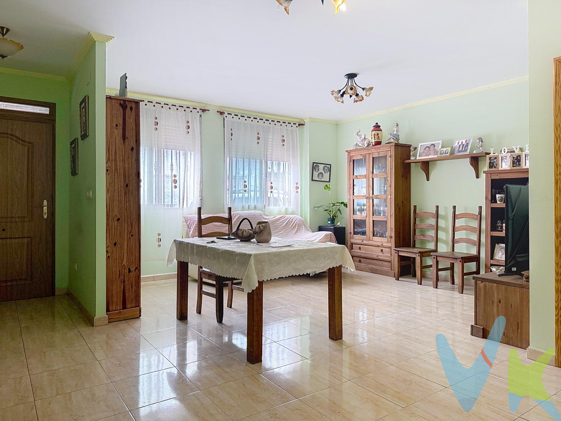 VENTA DE NUDA PROPIEDAD . La venta de la nuda propiedad es una transacción inmobiliaria que permite al propietario de un inmueble vender únicamente la titularidad del bien, conservando el derecho de uso y disfrute sobre el mismo de por vida o por un período determinado. (Edad de los vendedores 70 años). Casa en venta en Torrente, Valencia, en Calle Matalafers, zona mercado San Gregorio. La casa se encuentra en perfecto estado de conservación y se distribuye cómodamente en una única planta, ideal tanto por accesibilidad como por funcionalidad. Características principales:. 3 dormitorios, dos de ellos dobles. 2 baños completos, uno en suite. Amplio salón-comedor, muy luminoso. Cocina independiente con salida a un agradable patio interior con terraza pisable. La vivienda ofrece una atmósfera acogedora y práctica, perfecta para quienes valoran la comodidad de una planta baja bien aprovechada. Ubicación privilegiada:. Situada en una calle apacible y bien conectada, junto al Mercado de San Gregorio, con acceso inmediato a comercios locales, servicios, transporte público, zonas verdes, colegios y todos los elementos que hacen de Torrente una ciudad dinámica, con calidad de vida y una excelente proyección de futuro. La descripción del presente inmueble e imágenes tienen mero carácter informativo y en ningún caso carácter contractual, pudiendo ser modificados por la inmobiliaria comercializadora sin que ello implique responsabilidad alguna frente a terceros. En el precio de venta a público, esta propiedad NO incluye los gastos de adquisición (Notario, registro, gestión, honorarios, etc…).