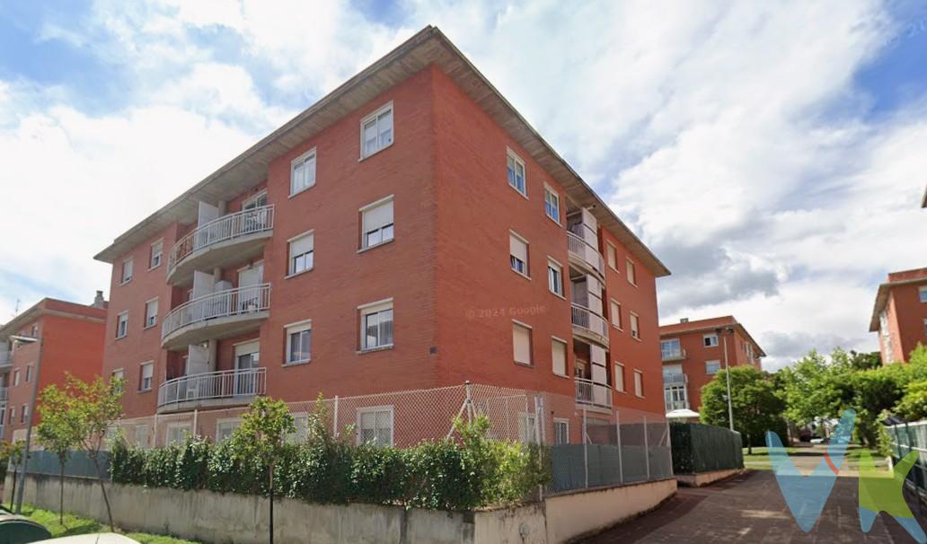 ¡En En Mendillorri alto! ¡Un bajo con gran terraza de esquina!
Tu oportunidad de vivir en esta zona de Mendillorri con todos los servicios a pie del portal y en una ubicación tan cercana al centro de la capital. 
En una vivienda de chaflán con una comodísima distribución, 3 dormitorios de buen tamaño, 2 baños completos y finalmente amplia cocina y gran salón con salida a una fantástica terraza en esquina, con espacio para varios ambientes y usos.
En el sótano del mismo edificio garaje y trastero para completar la propiedad.
El piso necesita reforma así que podrás "estrenar" a un precio razonable tu fantástico bajo con jardín en Mendillorri.
Hay muchos/as con este mismo sueño. Tienes que llamar y visitarlo. ¡Que no se  te adelanten!
 