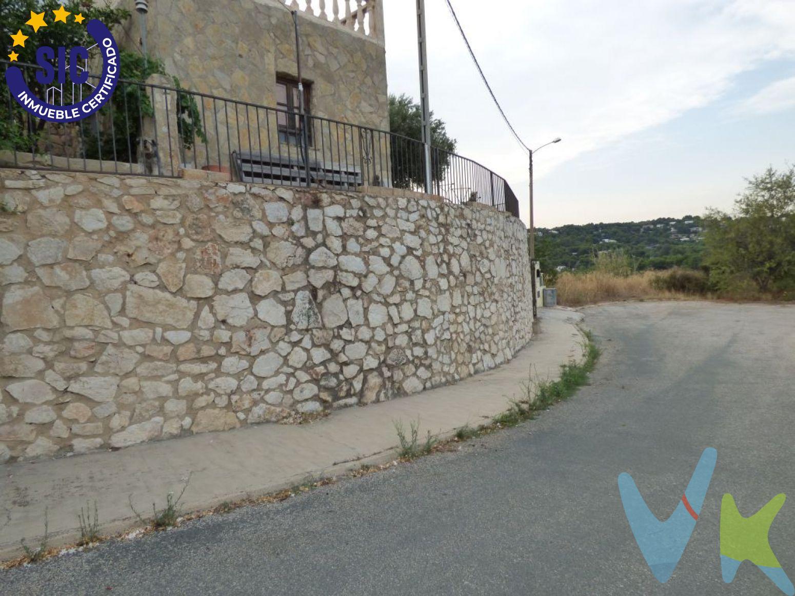 ¡¡ IDEAL PROMOTORES !! Piensa en hacer un grupo de chalets en Calicanto.. Es tu oportunidad, no lo pienses más y pregunta por ello, muchas facilidades. Ven a ver esta parcela completamente URBANA de de más de 3000 m2 situada en la entrada de Cumbres, muy cerca de la carretera de Godelleta. Si quieres más información no dudes en contactarnos! Impuestos, gastos de compraventa, intermediación y financiación no incluidos. La parcela catastral tiene una parte que está fuera del Suelo Urbano de Calicanto. No se puede garantizar que la parcela sea esta exactamente. 