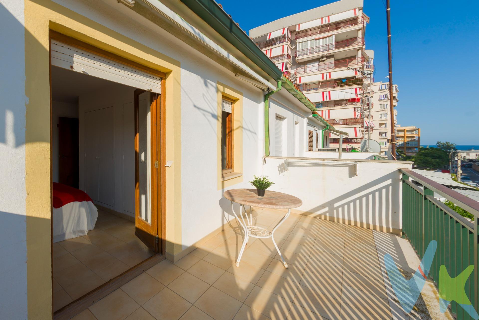 🏖️ Adosado Exclusivo a Solo 5 Minutos andando de la Playa en Benicasim 🏡. Descubre este magnífico adosado ubicado en una de las zonas más cotizadas de la Costa de Azahar: Benicasim Playa, zona Escuela de Vela, un enclave privilegiado donde el sol, el mar y la tranquilidad se unen para ofrecerte un estilo de vida inmejorable y con la posibilidad de ir tanto a la playa como al pueblo andando. ✨ Características principales:. Distribuido en tres plantas en una ubicación privilegiada. La planta baja, tiene una superficie de 81 metros cuadrados, cuenta con una amplia sala multiusos con salida a un patio privado, perfecto para disfrutar al aire libre, además de un garaje con acceso directo a la zona común y un baño completo con ducha. La primera planta, tiene 62 metros cuadrados mas la terraza, encontrarás un luminoso salón-comedor con salida a una gran terraza orientada al sur, ideal para relajarse y tomar el sol, junto a una cocina muy espaciosa y otro baño completo con ducha. La segunda planta, con 62 metros cuadrados, alberga tres dormitorios dobles con armarios empotrados, un baño completo con bañera y una terraza con vistas al mar. ¡Una vivienda perfecta para quienes buscan comodidad, espacio y vistas espectaculares!. 🛏️ 3 amplios dormitorios con armarios empotrados. 🛁 3 baños completos, uno en cada planta. 🧑‍🍳 Cocina amplia e independiente totalmente equipada. 🌞 Salón-comedor con salida directa a la terraza privada. 🌴 pequeño patio privado + zonas comunes ajardinadas. 🅿️ Plaza de garaje incluida. 🏊 zona infantil. 📐 Aproximadamente 124 m² construidos de vivienda y además 81m2 de planta baja. A tan solo 200 metros de la playa, este adosado ofrece lo mejor de ambos mundos: tranquilidad residencial y proximidad al ocio, supermercados, restaurantes y zonas deportivas. Ideal tanto para vivienda habitual como para inversión vacacional. 🏡 Perfecto para disfrutar todo el año: orientación ideal para aprovechar la luz natural, aire acondicionado, acabados de calidad y una terraza perfecta para barbacoas o momentos de relax con vistas al mar. 🌅 Vive donde otros veranean. Benicasim es sinónimo de calidad de vida, con su paseo marítimo, rutas naturales, eventos culturales y ambiente familiar durante todo el año. 📞 No dejes pasar esta oportunidad única. Contáctanos hoy mismo para concertar una visita y enamorarte de tu nuevo hogar junto al mar. Por mandato expreso del propietario comercializamos este inmueble mediante contrato de multi-exclusiva, por el cual numerosas agencias colaboradoras, nacionales e internacionales, ofrecen esta vivienda a sus potenciales compradores, todo ello garantizando un servicio de calidad, un trato fácil, sencillo y sin interferencias de terceros, ya que la gestión es a través de nuestra agencia. *Impuestos, gastos de compraventa tales como honorarios agencia y financiación no incluidos. 