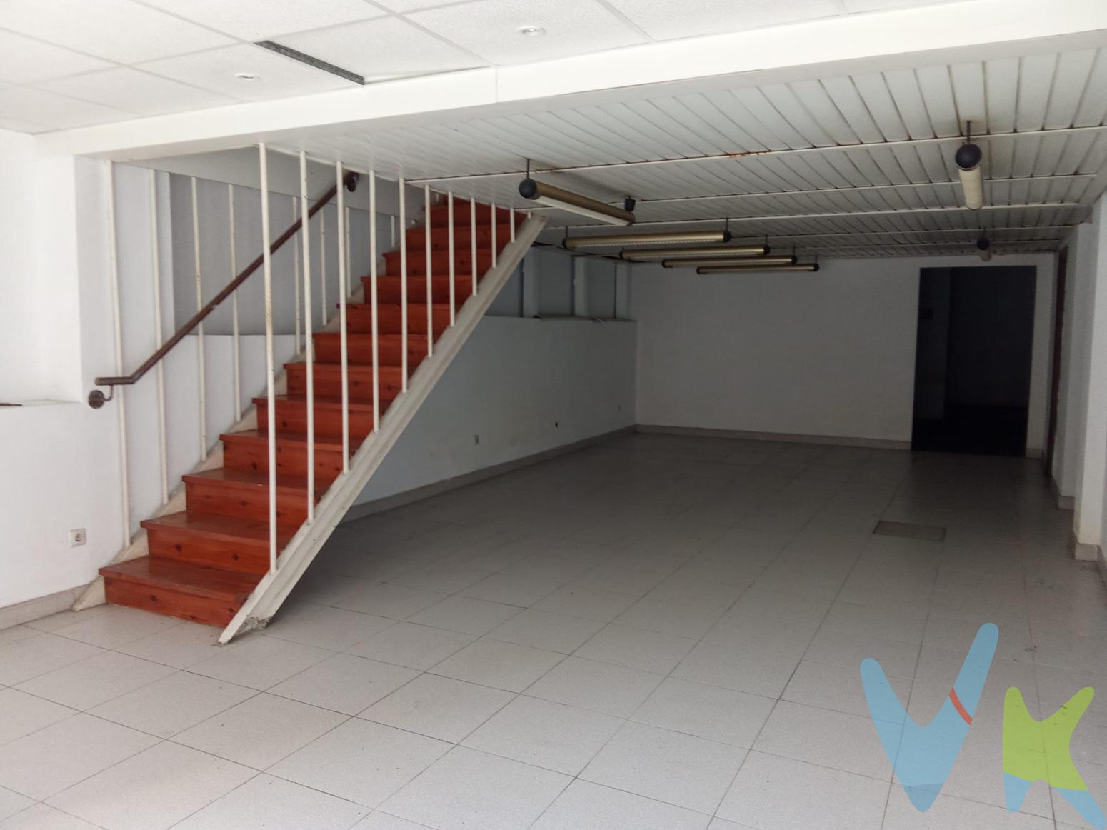 Se vende amplio local comercial de 117 m² construidos en plena avenida Pablo Iglesias, una de las zonas más activas y con mayor visibilidad de Gijón. Una ubicación estratégica, ideal tanto para uso comercial como para proyectos de reconversión a vivienda.El local se encuentra a pie de calle y cuenta con una excelente distribución, lo que permite adaptarlo fácilmente a distintas actividades: desde tienda u oficina hasta estudio, taller o incluso una vivienda, previa tramitación del cambio de uso ante el Ayuntamiento (consultar viabilidad técnica y urbanística).Dispone de un aseo, techos altos y una planta diáfana que facilita cualquier tipo de reforma o adaptación, ofreciendo así un sinfín de posibilidades para inversores, autónomos o particulares que busquen un espacio amplio en el centro de la ciudad.La zona está muy bien comunicada con transporte público (varias paradas de autobús a escasos metros), y rodeada de todo tipo de servicios: comercios, colegios, centros médicos y zonas residenciales, lo que garantiza una gran afluencia de personas y un entorno muy demandado tanto para negocios como para vivir.Características destacadas:Una inversión versátil y con múltiples opciones de rentabilidad en una de las mejores ubicaciones de Gijón. ¡No dejes pasar esta oportunidad!Para más información o para concertar una visita, no dudes en contactarnos.El precio no incluye Impuesto de Transmisiones Patrimoniales, ni gastos de notaría y registro.  