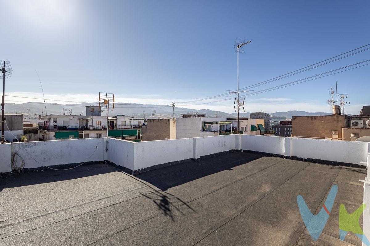 ✨ Oportunidad de inversión en el Zaidín ( sin ascensor)– Avenida de Dílar ✨. Si buscas una vivienda con alta rentabilidad garantizada, este piso es para ti. Actualmente se encuentra alquilado hasta junio, generando ingresos desde el primer día. 🏡 Características principales:. 	. 	•	🛏️ 3 dormitorios amplios, todos con balcón propio.         •	🚿 1 baño completo, reformado. 	•	🍳 Cocina integrada al comedor, práctica y moderna. 	•	🌞 Piso muy luminoso, con una distribución acogedora. 	•	📍 Ubicación excelente: en Avenida de Dílar (Zaidín), junto al PTS, muy cerca del metro y rodeado de servicios, comercios y zonas de ocio. 👉 Ideal tanto para inversores que buscan rentabilidad inmediata como para quienes deseen vivir en una de las zonas con más proyección de Granada. ¡No pierdas esta oportunidad! Llámanos y solicita más información. Ref. N351. * El PVP indicado no incluye impuestos ni gastos de Escritura. * Honorarios agencia no incluidos. * Las superficies expresadas en esta página tienen carácter descriptivo y son aproximadas. * Los precios pueden ser susceptibles de modificación sin previo aviso. * Esta propiedad se vende sin muebles.