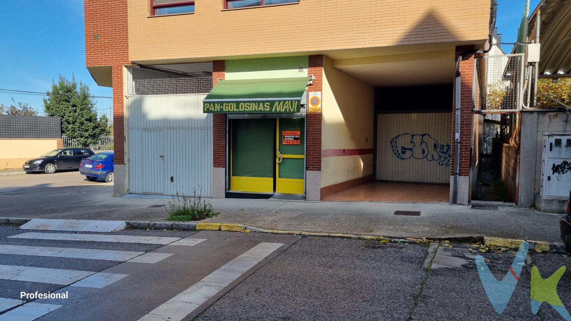 ¡Oportunidad en el barrio de Cuatrovientos, Ponferrada!. Se vende local comercial ideal para comenzar o trasladar tu negocio de golosinas, panadería, repostería o similar. Este espacio cuenta con licencia municipal en vigor, lo que te permitirá abrir tus puertas de inmediato y empezar a recibir clientes sin trámites adicionales. Ubicado junto al Colegio Público Jesús Maestro, en una zona de alto tránsito peatonal y familiar, el local garantiza una clientela potencial constante, especialmente familias y estudiantes, lo que es perfecto para el tipo de negocio que deseas establecer. Características:.     Licencia municipal en regla: Listo para comenzar la actividad comercial.     Ubicación estratégica: A pocos pasos de una importante escuela, asegurando un flujo continuo de clientes potenciales.     Espacio versátil: Ideal para golosinas, panadería, repostería o tienda de productos similares.     Entorno seguro y familiar: Barrio consolidado, tranquilo y con alta afluencia de vecinos. Este local en Cuatrovientos representa una inversión sólida para emprendedores que desean posicionarse en una zona clave de Ponferrada. No pierdas la oportunidad de establecer tu negocio en un espacio preparado y rodeado de clientes potenciales. Para más información y visitas, contáctanos hoy mismo y asegura el lugar perfecto para tu próximo negocio. HAZNOS TU MEJOR OFERTA!!!Y este espacio puede ser tuyo. Por mandato expreso del propietario, comercializamos este inmueble en exclusiva, lo que garantiza el acceso a toda la información, a un servicio de calidad, en un trato fácil, sencillo y sin interferencias de terceros. Por este motivo, se ruega no molestar al propietario, a los ocupantes de la propiedad o a los vecinos. Muchas gracias por su comprensión.