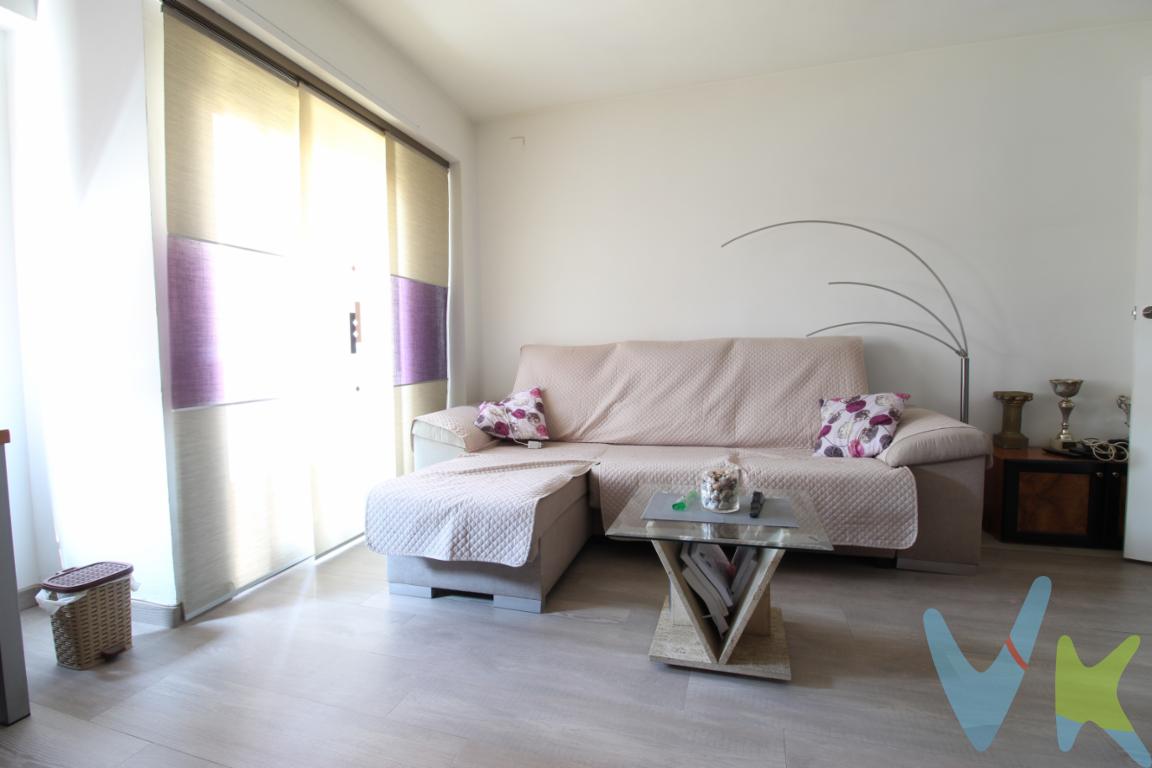 Se vende el 100% de la nuda propiedad de esta vivienda ubicada en una de las mejores zonas del centro de Paterna.✅ Inversión con proyección: La vivienda tiene un usufructo vitalicio sobre el 50% de la nuda propiedad. La persona usufructuaria tiene actualmente 95 años. Consúltanos sin compromiso para más detalles.⸻🔹 Características principales:   2ª planta en edificio familiar de 3 alturas (planta baja + 2)   107 m² construidos   3 habitaciones | 1 baño completo   Salón comedor con salida a balcón exterior   Cocina independiente con zona de lavado    Buena ventilación y luz natural   Vivienda en perfecto estado, lista para entrar a vivir   Derecho de uso exclusivo del 50% de la terraza comunitaria (107 m²)⸻🚗 Opcional: Plaza de garaje en el mismo edificio   50% del garaje (53,5 m²): 25.000 EUR   100% del garaje (107 m²): 60.000 EURAmbas opciones se venden bajo las mismas condiciones de nuda propiedad que la vivienda.OFERTA ESPECIAL SI SE ADQUIERE LA TOTALIDAD DEL EDIFICIO, DOS VIVIENDAS Y LOCAL - GARAJE DE 157 METROS CUADRADOS CONSTRUIDOS ⸻📍 Ubicación privilegiada, rodeada de todos los servicios, comercios, transporte y vida de barrio. Una excelente ocasión para invertir hoy en tu hogar del mañana.📞 ¡Contacta ya para más información o para concertar visita!Este inmueble ha sido certificado para su venta en el Servicio Inmuebles Certificados de la Asociación Inmobiliaria de la Comunitat Valenciana por profesional acreditado en el Registre d¨Agents d´Itermediació Inmobiliaria de la Comunitat Valenciana  RAICV 0008  ( https://sforms.gva.es/sformssistemaexplotacion/servletObtenerXMLns/ObtenerXMLorig?formulario=62953&SF_SIS_ICP=1&ssl_redireccionado=true&idsesion=1752053546541). Para ofrecerle la máxima calidad en servicios inmobiliarios y seguridad jurídica en sus compraventas. La propiedad ha confiado la gestión de venta bajo la modalidad de contrato estándar del Servicio de Inmuebles Certificados de ASICVAL denominado exclusiva compartida o multi exclusiva, por lo que rogamos las peticiones de colaboración en la venta se realicen a través de agencias asociadas a dicho servicio. El precio publicitado no incluye gastos derivados de la compraventa, intermediación ni impuestos, consulte con su agente de compra calculo aproximado de los mismos si el inmueble resulta de su interés.