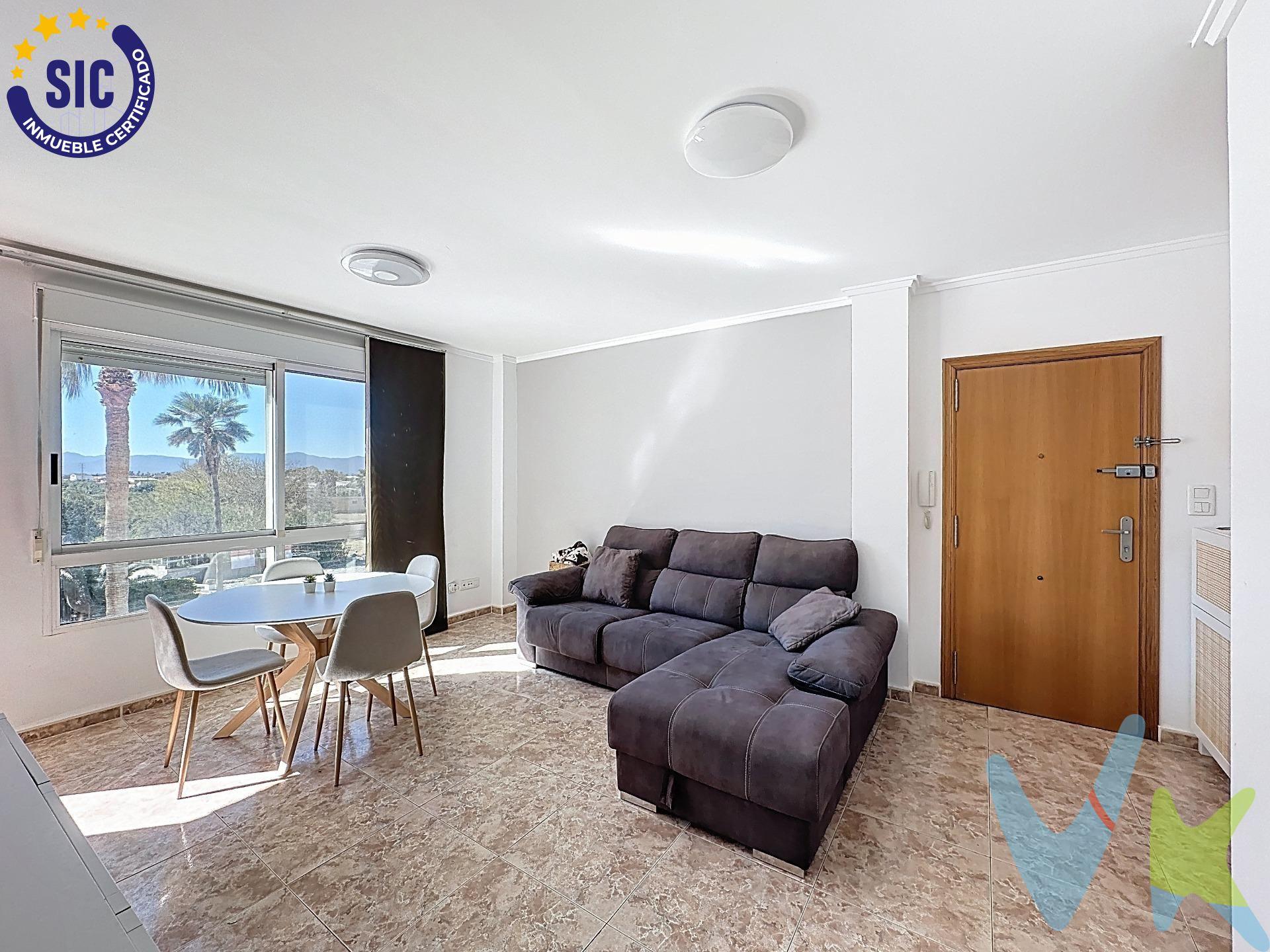 ¿Buscas un piso donde el sol sea el protagonista? ¡Lo has encontrado! Vendemos apartamento a 150m de la playa, todo exterior y super luminoso. Gran Salón-Comedor ampliado (¡espacio de sobra para toda la familia!). Cocina separada e independiente. 2 Habitaciones exteriores + 1 Baño. Balcón con vistas al mar. Aire acondicionado y calefacción centralizada. Garaje con portón automático y Piscina comunitaria. A 15 min de Cullera y 30 min de Valencia. ¡La tranquilidad que buscas con la amplitud que necesitas!. ¡Contacta ahora para visitarlo antes de que vuele!. VENTA:. PVP 176.400€. Gastos e impuestos no incluidos en el precio. La compra conlleva impuestos y gastos de formalización para el comprador. A título orientativo se informa que en segundas transmisiones el ITP con carácter general en Valencia es del 9%, pudiendo existir otros tipos impositivos atendiendo a las circunstancias personales del comprador u otras circunstancias previstas legalmente. Base imponible del impuesto el mayor valor entre el precio de compraventa, la tasación o el valor de referencia catastral. En cuanto a los gastos de notaría y registro, en su caso, suelen oscilar aprox. entre 1,5% y 2,5% (aranceles variables según precio, n.º de copias y complejidad). El comprador elige notario. Si el comprador precisase de hipoteca: tasación, condiciones y costes bancarios serán según entidad elegida por el comprador, así como los gastos de gestoría, y cualesquiera otros gastos inherentes a la formalización de la compraventa que legalmente correspondan a la parte compradora, salvo pacto expreso en contrario con el vendedor. El consumidor tiene, conforme a la normativa vigente, a su disposición información y documentación adicional relativa al inmueble y condiciones de la compraventa, que podrá ser consultada en C/Joaquín Costa 4, bajo 46005 Valencia o urbe2@remax.es. Honorarios de mediación inmobiliaria a cargo del COMPRADOR: (3% del precio final de venta más IVA (21%), salvo otro pacto.); y de VENDEDOR (según acuerdo con el mismo). Se informa al consumidor que la agencia actúa como intermediaria inmobiliaria en la operación, estando cualquier eventual compraventa y sus condiciones sujeta a la aceptación expresa del propietario-vendedor y a la posterior formalización del correspondiente contrato.
