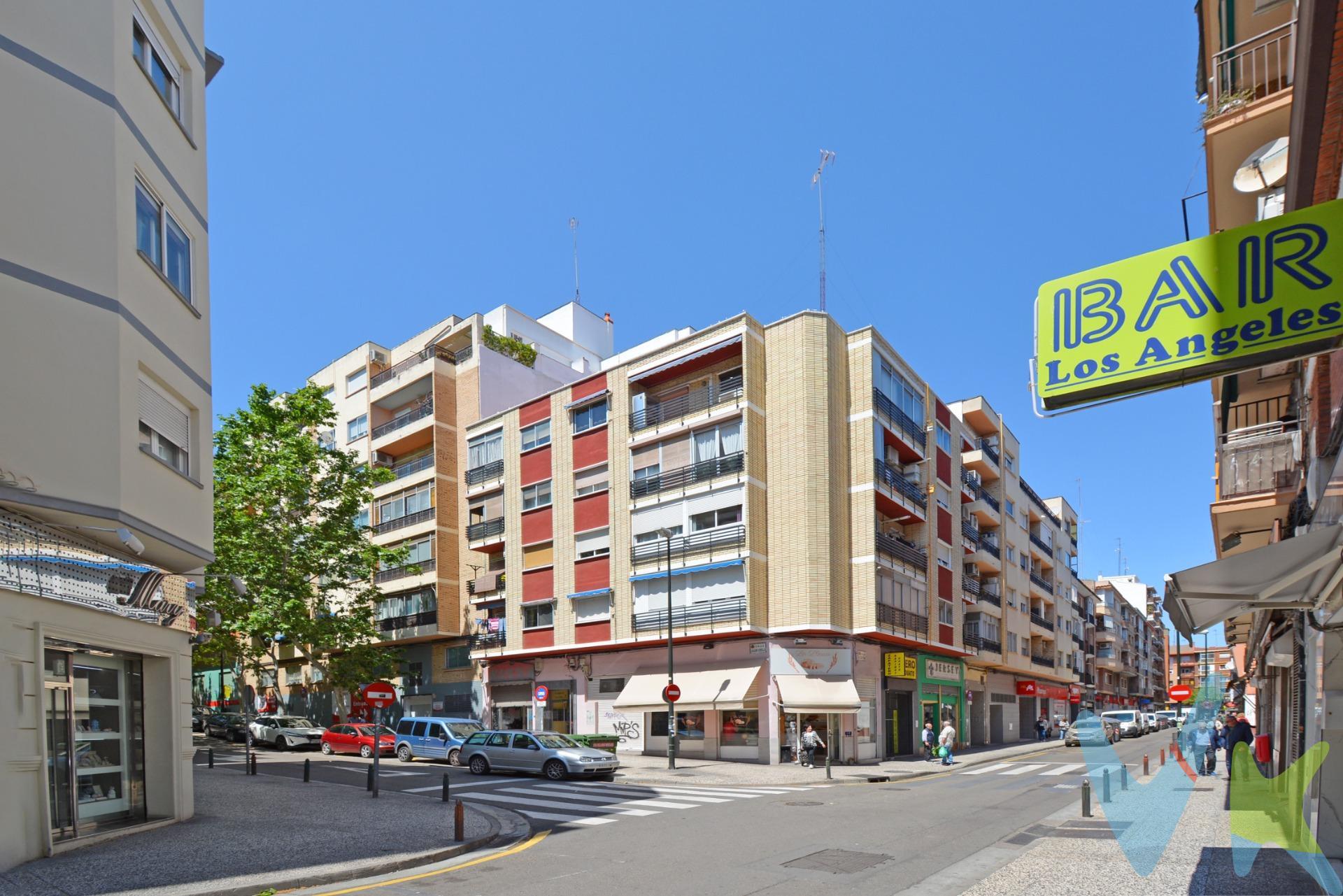 PISO DE 4 DORMITORIOS EN SAN JOSE (OPCIÓN DE GARAJE)- C/ DOCE DE OCTUBRE. Piso para entrar a vivir de 75 m² útiles distribuidos en 4 dormitorios, salón, cocina independiente y baño. Terraza exterior en salón. Sexta planta exterior con ascensor. Muy luminoso. El inmueble dispone de calefacción individual a gas y bomba de frio-calor en el salón. Suelos de terrazo, ventanas de aluminio y madera y puertas de madera. Gastos de comunidad muy asequibles, con recogida de basuras incluida. El piso tiene muy buena distribución. . OPCIÓN DE GARAJE EN FINCA PRÓXIMA VALORADO EN 25.000€ ADICIONALES. ((MEDIDAS: 4.68 LARGO X 2.64 ANCHO)). Ubicado en la zona comercial por excelencia de San José, con todos los servicios, supermercados, parques, colegios, centro médico, autobuses y zonas infantiles. ¡¡ NO TE PIERDAS EL REPORTAJE FOTOGRÁFICO Y EL TOUR 360º QUE TENEMOS PREPARADO PARA TI !!. ¡¡¡ NO DEJES PASAR ESTA OPORTUNIDAD, TE ENCANTARÁ !!!. Y SI QUIERES ASESORAMIENTO FINANCIERO SIN COMPROMISO, CONSULTA CON NOSOTROS. BUSCAMOS SOLUCIONES🏡,. ENCONTRAMOS HOGARES💙