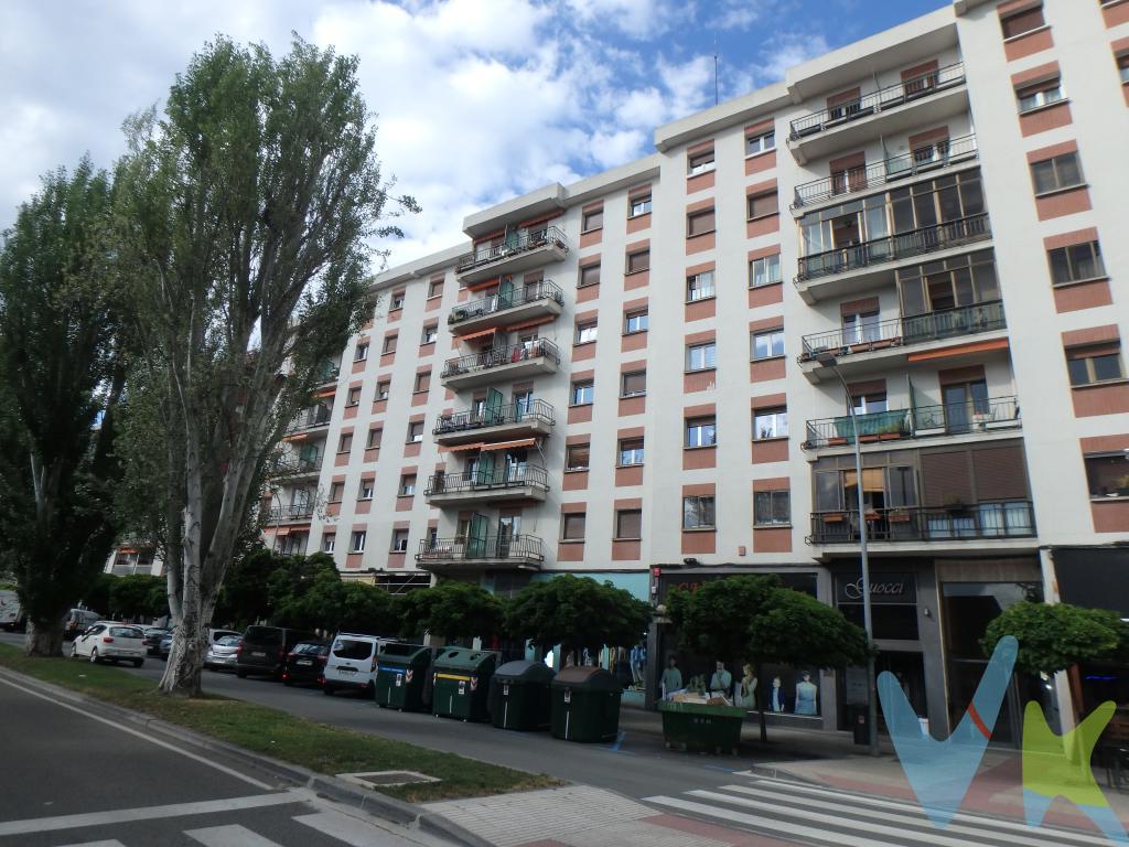 Se vende luminosa vivienda en el corazón del barrio de Iturrama, un barrio consolidado y ubicado en una de las zonas más céntricas y comerciales de Pamplona. Ubicada en la calle Iturrama, esta propiedad destaca por su excelente localización, rodeada de todos los servicios, comercios, transporte y próxima a la Universidad de Navarra. La vivienda cuenta con 3 amplios dormitorios, salón, 1 baño y una distribución cómoda y funcional. Dispone de orientación norte y sur, lo que garantiza una magnífica ventilación cruzada y abundante luz natural durante todo el día.
Desde sus estancias podrás disfrutar de agradables vistas despejadas a la calle Iturrama, aportando una sensación de amplitud y conexión con el entorno urbano.
Una oportunidad ideal tanto para familias como para inversión, en una de las zonas más demandadas de Pamplona.
Para más información o concertar una visita, no dudes en contactar.
 
En el precio NO están incluidos gastos de impuestos, notaría y registro.
 