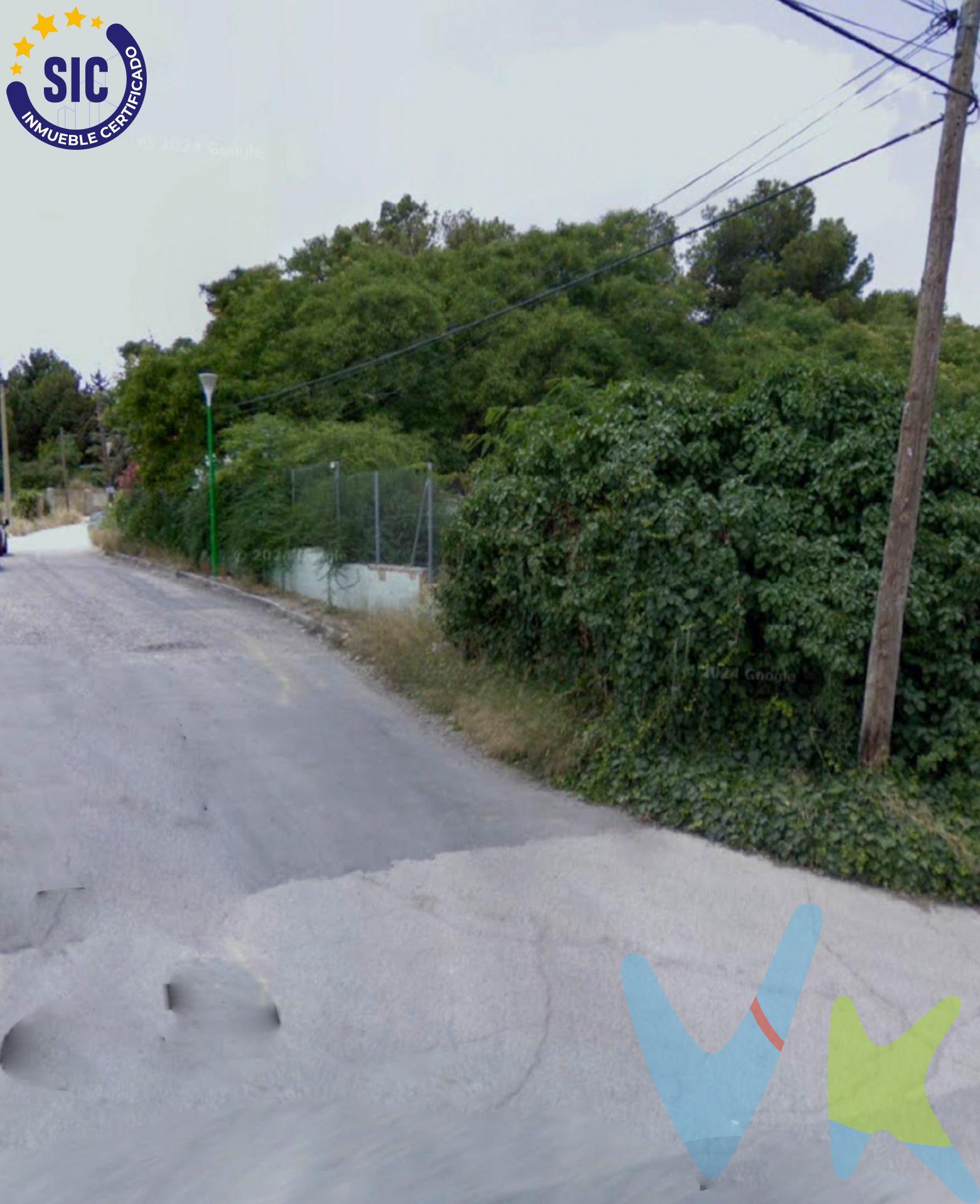 Se vende un solar urbano de 3.000 m2 ubicado estratégicamente en la urbanización Las Pedrizas, concretamente en CL Diamante 25, en el término municipal de Chiva. Su proximidad a tan solo 35 minutos de Valencia capital lo convierte en un enclave muy atractivo. Este terreno resulta ideal para la construcción de adosados. Además, ofrece la interesante posibilidad de reparcelar y obtener aproximadamente 10 parcelas de 300 mª cada una, lo que amplía aún más su potencial de rentabilidad. Chiva es un municipio consolidado de la Comunidad Valenciana, perteneciente a la provincia de Valencia, con una población de 17.245 habitantes. Goza de una ubicación privilegiada, a tan solo 3,5 km al sureste de la urbanización Las Pedrizas. Si desea obtener información más detallada sobre esta inmejorable oportunidad, no dude en ponerse en contacto conmigo para resolver cualquier consulta. VENTA:. PVP 129.900€.  Gastos e impuestos no incluidos en el precio. La compra conlleva impuestos y gastos de formalización para el comprador. A título orientativo se informa que en segundas transmisiones el  ITP  con carácter general en  Valencia  es del 9%, pudiendo existir otros tipos impositivos atendiendo a  las circunstancias  personales del comprador u otras circunstancias previstas legalmente. Base imponible del impuesto el mayor valor entre el precio de compraventa, la tasación o el valor de referencia catastral. En cuanto a los gastos de  notaría y registro, en su caso,  suelen oscilar aprox; entre 1,5% y 2,5% (aranceles variables según precio, n.º de copias y complejidad). El comprador elige notario. Si el comprador precisase de  hipoteca: tasación, condiciones y costes bancarios serán según entidad elegida por el comprador, así como los gastos de gestoría, y cualesquiera otros gastos inherentes a la formalización de la compraventa que legalmente correspondan a la parte compradora, salvo pacto expreso en contrario con el vendedor. El consumidor tiene,  conforme a la normativa vigente, a su disposición información y documentación adicional relativa al inmueble y condiciones de la compraventa, que podrá ser consultada en C/Joaquín Costa 4, bajo 46005 Valencia o urbe2@remax.es. Honorarios de mediación inmobiliaria a cargo del  COMPRADOR: (3% del precio final de venta más IVA (21%), salvo otro pacto.); y  de VENDEDOR (según acuerdo con el mismo). . Se informa al consumidor que la agencia actúa como intermediaria inmobiliaria en la operación, estando cualquier eventual compraventa y sus condiciones sujeta a la aceptación expresa del propietario-vendedor y a la posterior formalización del correspondiente contrato.