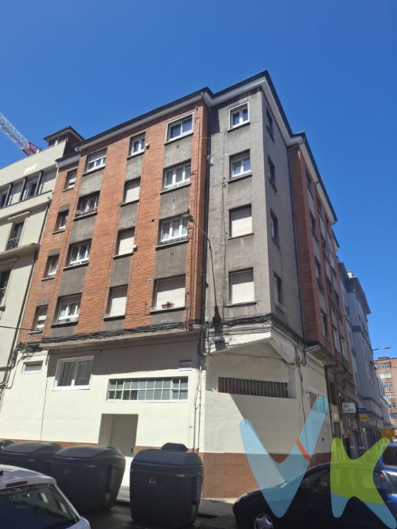 Oportunidad para adquirir acogedor piso en Gijón, sin ascensor pero con buena ubicación, en la zona del Llano más próxima al centro de la ciudad. Un entorno que combina tranquilidad y comodidad, con todos los servicios cercanos. Ideal para personas que buscan un hogar funcional, eficiente y bien comunicado.La propiedad cuenta con una superficie útil de 48 metros, con un diseño que optimiza cada espacio. La vivienda ofrece dos habitaciones, salón, cocina independiente y baño completo maximizando la funcionalidad del hogar. Las estancias, salvo el baño, son exteriores y crean un ambiente cálido y acogedor.La comunidad es tranquila y mayoritariamente residencial, asegurando tranquilidad y seguridad en todo momento. Uno de los grandes atractivos de esta propiedad es su excelente comunicación. Con paradas de autobús a pocos pasos, puede disfrutar de la comodidad de desplazarse por toda la ciudad de forma rápida y sencilla, sin la necesidad de depender exclusivamente del vehículo propio. Esto le ofrece la libertad de moverse sin complicaciones para disfrutar de toda la oferta cultural, gastronómica, deportiva y comercial que Gijón tiene para ofrecer. La zona está dotada de una amplia gama de servicios que incluyen centros de salud, farmacias, plazas, parques, centros educativos y mucho más. A 5 minutos a pie de la Plaza de Europa y el Mercado del Sur. Favorecen disfrutar de una vida diaria muy cómoda, con la satisfacción de todas las necesidades al alcance. También podrá disfrutar de agradables paseos por las calles del entorno y descubrir los encantos del comercio de proximidad y de la hostelería. Este piso es también una oportunidad excepcional para aquellos que deseen invertir en una propiedad con un gran potencial de revalorización en una zona muy solicitada de la ciudad. Ya sea como inversión o residencia principal, este inmueble es una apuesta segura para el futuro.No pierda la ocasión de conocerlo. Le invitamos a concertar una visita y ser testigo del encanto que emana este piso. Estamos seguros de que, una vez lo vea, apreciará su calidez y  la vitalidad del entorno.Para más información o para coordinar una visita, no dude en ponerse en contacto con nosotros. Estamos comprometidos en ofrecerle una experiencia de compra satisfactoria, asegurando que cada paso sea claro y transparente. No deje pasar esta magnífica oportunidad, su nuevo hogar le espera en Gijón.No se cobran honorarios a la parte compradora.Según la Ley 10/2025, de 28 de diciembre, se informa que los gastos e impuestos que conlleva la adquisición no están incluidos en el precio indicado:El vendedor asume la plusvalía y el resto de gastos son del comprador.Segundas transmisiones, el comprador abona el Impuesto sobre Transmisiones Patrimoniales (ITP). Puede consultar toda la información en el siguiente enlace: https://sede.tributasenasturias.es/sites/sede/default/es_ES/Que-quieres-hacer/Transmisiones-Patrimoniales-y-AJD. La base imponible que se toma para el cálculo será el mayor valor entre precio de compraventa, tasación o valor de referencia catastral.El comprador escoge la notaría. Los gastos de Notaría están regulados en el Anexo I, del Real Decreto 1426/1989, de 17 de noviembre, por el que se aprueba el arancel Notarial y los gastos de Registro según el arancel oficial establecido en el Anexo I, del Real Decreto 1427/1989, de 17 de noviembre, los aranceles varían en función del precio, número de copias y complejidad. Los gastos de Gestoría por la tramitación administrativa de la compraventa, presentación, liquidación de impuestos y la inscripción en el Registro de la Propiedad, serán de la parte compradora, en caso de que decida encargar dichos trámites a un profesional, su importe varía en función del profesional o entidad designada para su realización. Si el comprador necesita préstamo hipotecario, la tasación, condiciones y costes bancarios según entidad elegida por el comprador; así como los gastos de gestoría y cualesquiera otros inherentes a la formalización de la compraventa serán de su cuenta, salvo pacto expreso en contrario con el vendedor..Honorarios de intermediación inmobiliaria a cargo del vendedor.Conforme a la normativa vigente, el consumidor tiene derecho a disponer de información, documentación y condiciones de la compraventa relativa al inmueble, en la sede física de Los Arcos 98, SL en Avenida de la Costa, nº 53 ?EUR? bajo en Gijón, o a través de nuestro correo electrónico, inmobiliaria@grupolosarcos.es. La agencia actúa exclusivamente como intermediaria en la operación, las condiciones de la compraventa están sujetas a la aceptación expresa del vendedor y a la posterior formalización del correspondiente contrato. El presente anuncio es meramente informativo y la información facilitada corresponde a la disponible en la fecha de publicación, pudiendo variar en función de circunstancias legales, contractuales o fiscales. 