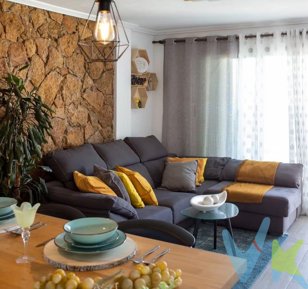 Descubre este impresionante ático ubicado en la codiciada Zona Llombai de Burriana. Esta propiedad reformada cuenta con un estilo moderno que se refleja en sus amplias estancias exteriores, inundadas de luz natural. Con tres habitaciones dobles y dos baños completos, es el espacio ideal para familias o profesionales que buscan comodidad y elegancia. La cocina integrada al comedor crea un ambiente acogedor perfecto para disfrutar momentos inolvidables. Además, destaca su gran terraza orientada al norte, donde podrás relajarte mientras disfrutas de vistas panorámicas impresionantes. Equipado con ventiladores de techo y calefacción , garantiza confort durante todo el año.