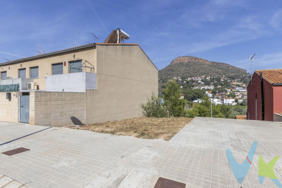 ? Parcela en esquina para construir tu hogar en GiletHay parcelas y hay oportunidades para construir exactamente la casa que siempre has imaginado.Ubicada en pleno núcleo urbano de Gilet, esta parcela destaca por una característica cada vez más difícil de encontrar: su privilegiada situación en esquina, con fachada a la calle y uno de sus laterales recayente a una zona peatonal, proporcionando una mayor sensación de amplitud, luminosidad y privacidad.Con aproximadamente 24 metros de profundidad y más de 6 metros de fachada, ofrece el espacio ideal para desarrollar una vivienda pareada de planta baja más una altura, combinando una distribución cómoda y funcional con una agradable zona exterior destinada a jardín, terraza o espacio de ocio familiar.Su configuración permite diseñar una vivienda moderna, luminosa y totalmente adaptada a tus necesidades, aprovechando la orientación y la apertura lateral para crear espacios exteriores más independientes y agradables que los de una parcela convencional entre medianeras.Situada en una población cada vez más demandada por quienes buscan tranquilidad sin renunciar a la cercanía de Valencia, Gilet ofrece un entorno privilegiado entre la Sierra Calderona y el Mediterráneo, con todos los servicios necesarios para el día a día.Si llevas tiempo buscando una parcela donde construir una vivienda a medida, con espacio exterior y una ubicación que marque la diferencia, esta puede ser la oportunidad que estabas esperando.Contacta con nosotros para ampliar información y descubrir todas las posibilidades que ofrece esta parcela.