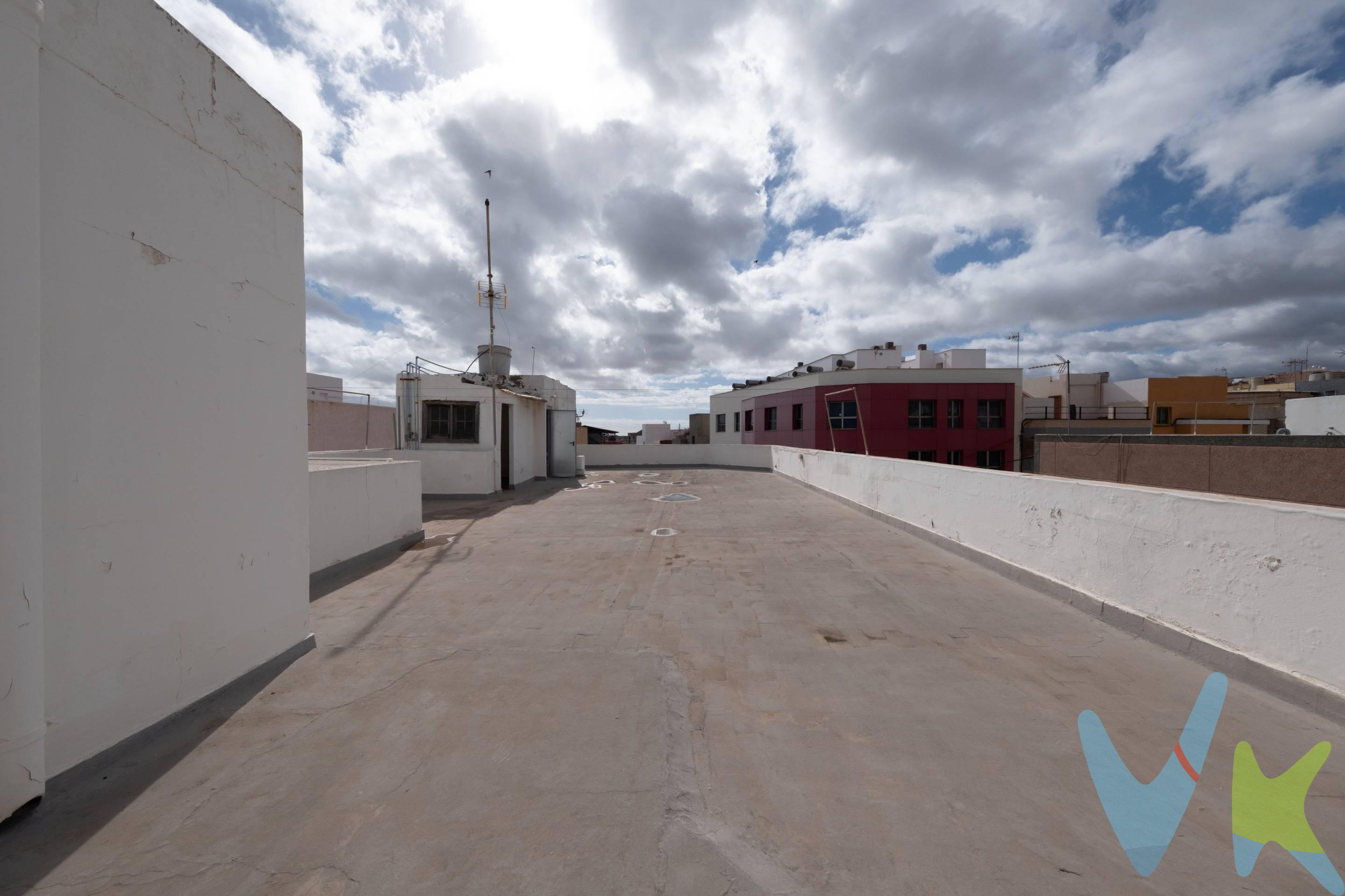 Apta para la RIC. Si buscas una zona tranquila y bien comunicada, cerca de servicios, comercios y transporte, esta es una oportunidad única para reformar a tu gusto y crear un hogar amplio o un inmueble con múltiples posibilidades. En pleno núcleo de Ingenio, una propiedad con un enorme potencial gracias a sus generosas dimensiones y su versatilidad. La planta baja cuenta con un espacio diáfano de aprox. 130 m², perfecto para garaje, almacén, actividad profesional o como futura ampliación del proyecto residencial. Al hacer esquina, toda la propiedad disfruta de ventanas a la calle, buena luminosidad y accesos independientes. Tiene un gran garaje de 33 m2. La planta alta, con 145 m², ofrece seis habitaciones —cuatro de ellas dobles—, dos baños completos. La terraza superior transitable aporta un espacio extra de ocio y disfrute. . 