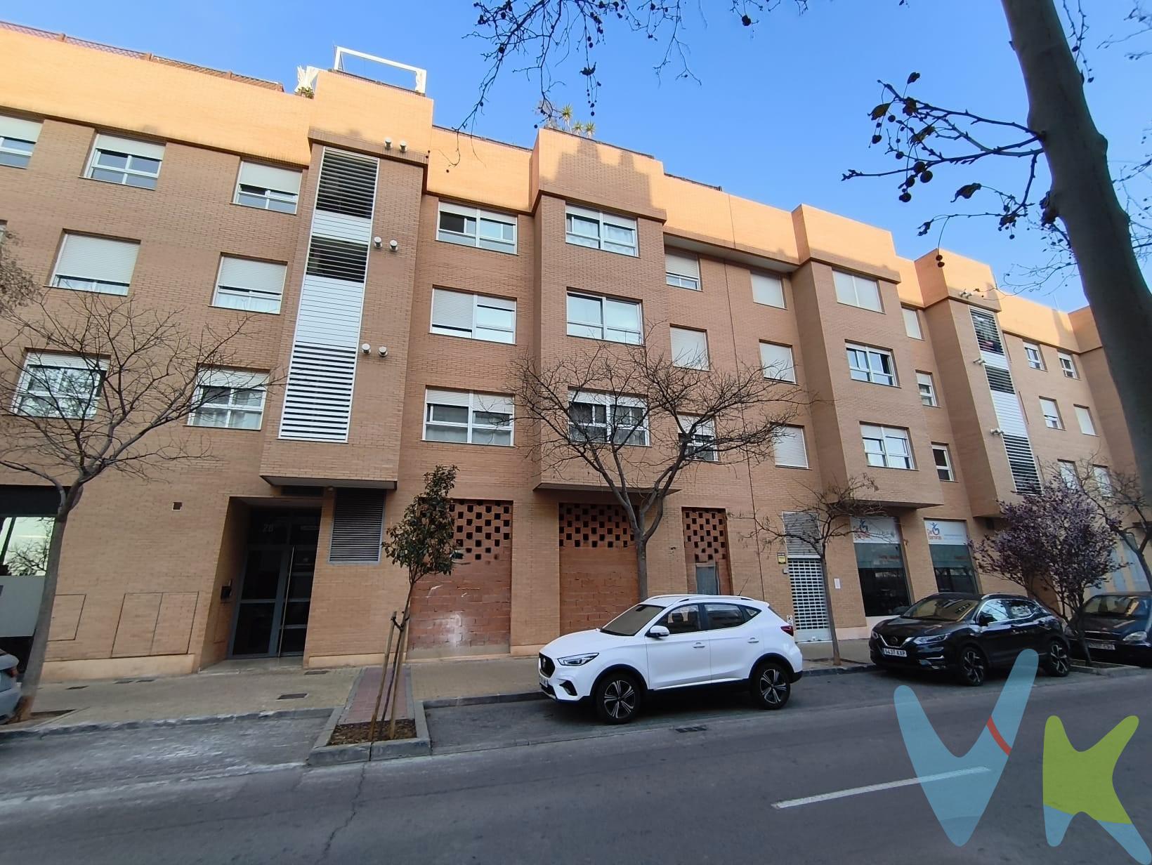 Presentamos un excelente local ubicado en la calle Botánico Cavanillas, que cuenta con una superficie diáfana total de 170 m². Este espacio no solo dispone de salida de humos para garantizar su funcionalidad como negocio gastronómico o similar, sino que también ofrece a los inversores la opción atractiva del cambio a uso residencial. Esto lo convierte en una oportunidad única dentro del mercado inmobiliario actual. Ideal para aquellos interesados en diversificar sus inversiones o iniciar un nuevo proyecto empresarial. En el momento adecuado queremos recordarles que esta oferta es presentada exclusivamente por nuestra agencia; solicitamos respetar la privacidad del propietario evitándose contacto directo con él, así como tampoco se debe interferir con vecinos ni empleados del edificio mientras gestionamos cualquier consulta sobre este destacado inmueble.  Por último, es importante destacar que el precio indicado son mas impuestos y gastos derivados de la compra