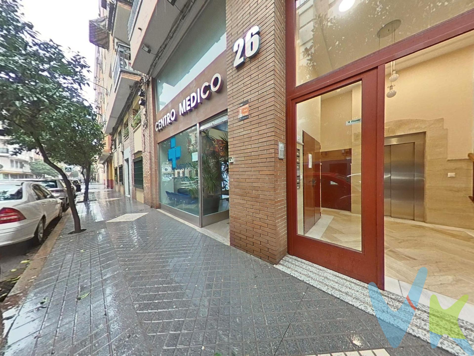 📍 Ubicación estratégica y servicios a tu alcance. Presentamos este piso exterior en cuarta planta con ascensor, ubicado en Ciudad Jardín, uno de los barrios más consolidados y bien conectados de Córdoba. A pocos minutos del centro de la ciudad y con todos los servicios al alcance de tu mano. Éste inmueble combina comodidad, espacio y calidad de vida en un entorno urbano. 🏡 Distribución y espacios que enamoran. 🚪Amplio hall de entrada que da la bienvenida y marca un estilo acogedor. 🍽️Cocina equipada, lista para entrar a vivir desde el primer día. 🛌🏽2 dormitorios luminosos, siendo el principal con armario empotrado para mayor comodidad y organización. 🛋️Salón independiente con terraza, ideal para disfrutar de tu tiempo libre, leer o desconectar con vistas abiertas. 🛍️Trastero incluido, para mantener todo ordenado sin perder espacio útil en casa. ✨ ¿Por qué este piso es especial?. 🌇 Ubicación excelente: Ciudad Jardín es una zona con fácil acceso al centro de Córdoba, a tiendas, supermercados, centros educativos y de salud, y bien servida por transporte público para ir a cualquier punto de la ciudad sin complicaciones. 🎓 Todo cerca: colegios, servicios básicos, opciones de restauración y zonas comerciales, todo a solo unos pasos. 🏙 Conexiones perfectas: Ciudad Jardín ofrece accesos cómodos para moverte tanto a pie como en transporte urbano, lo que facilita tu día a día. 🏡 Calidad de vida: Un barrio que fusiona tranquilidad urbana con servicios modernos; cercano al Parque Juan Carlos I y zonas abiertas, con espacios que invitan a pasear y relajarte. 📲 Hazlo tu nuevo hogar. Este piso es ideal si buscas . 👍🏼Comodidad. 👌🏼 Espacio y una . 📌Ubicación equilibrada entre vida residencial y acceso al centro. Ya sea para vivir, invertir o tener un espacio para tu familia con todo lo que necesitas cada día, esta vivienda tiene el potencial de enamorar. 📲 Contacta ahora para visitar tu próximo hogar y descubre por qué Ciudad Jardín es una de las zonas más buscadas de Córdoba. Esta propiedad no solo es atractiva por dentro sino también afuera: ¡ven a descubrirla hoy mismo!. El comprador tendrá un coste adicional de un 2,5% más IVA del precio de venta final con unos honorarios mínimos de 3.600€ más IVA, por el servicio de gestión, asesoramiento y formalización del proceso de compra. Este importe no está incluido en el precio publicado en venta. INFORMACIÓN ADICIONAL. Para cumplir con la normativa vigente tenemos a disposición del cliente el Documento de Información Abreviada D. I. A. Los precios indicados pueden sufrir alteraciones sin previo aviso. Los GASTOS DE LA COMPRA serán según ley (Notaría, Registro e Impuestos) y no están incluidos en el precio señalado. 