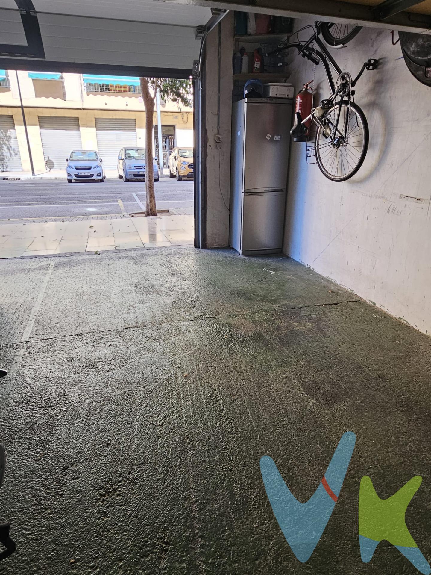 Deja de dar vueltas buscando aparcamiento y empieza a disfrutar de la comodidad y la seguridad que te ofrece esta fantástica plaza de garaje ubicada en una de las zonas más demandadas y tranquilas del barrio de Nazaret. La plaza cuenta con unas dimensiones ideales para un coche mediano o grande y ofrece una maniobra de aparcamiento sumamente sencilla. .  Tiene un espacioso altillo  justo encima de la plaza. Este espacio extra funciona como un trastero excepcional, perfecto para almacenar bicicletas, material deportivo, herramientas o cualquier objeto que necesites guardar con seguridad y que no cabe en casa. . Situada estratégicamente, garantiza un acceso rápido a las principales arterias del barrio. Una zona de alta densidad residencial donde una plaza de garaje es un bien cada vez más preciado. Por mandato expreso del propietario, comercializamos este inmueble en exclusiva, lo que le garantiza el acceso a toda la información, a un servicio de calidad, un trato fácil, sencillo y sin interferencias de terceros. Por este motivo, se ruega no molestar al propietario, a los ocupantes de la propiedad o a los vecinos. Muchas gracias por su . comprensión. 