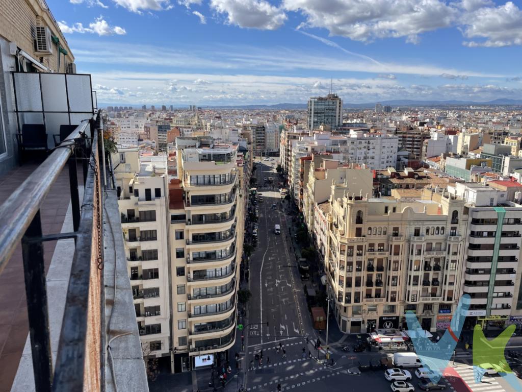 En una planta catorce de la emblemática FInca de Hierro, tenemos el gusto de proponerles esta vivienda excepcional. Se distribuye actualmente en cuatro habitaciones, salón con salida directa a un generoso balcón de 19 m2, un baño, un aseo y cocina independiente. Las vistas desde el balcón dan directamente a la plaza de San Agustín, cuya iglesia de estilo gótico es uno de los tesoros patrimoniales de la ciudad. También la misma finca tiene relevancia arquitectónica ya que, hasta finales del siglo XX, fue el edificio de mayor altura de València. En la actualidad, cuenta con un servicio de conserje de 9:00h a 13:30h y de 16:00h a 20:00h, además de un vigilante nocturno. También dispone de tres ascensores. La vivienda tiene actualmente el uso de bufete de abogados, por lo que sus estancias están adaptadas a ese desempeño profesional. Se  trata de un piso señorial, absolutamente céntrico, lleno de posibilidades tanto para convertirse en unas oficinas de renombre como para ser la vivienda soñada. Si desea visitarla, llámenos. Estaremos encantados de proporcionarle cuanta información precise o de organizarle una visita. *Gastos e impuestos no incluidos en el precio.  *Este anuncio tiene carácter meramente informativo.  De haber un plano, este será puramente orientativo y no vinculante.   