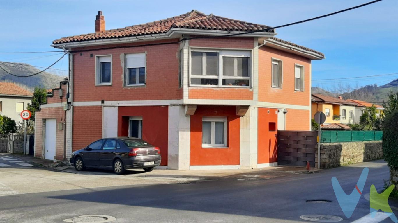 Magnífica casa independiente de 170m² más 55m² de garaje y trastero para 2 coches con puerta automática.Con un amplio terreno urbano de unos 450m² con árboles frutales, zona de huerta y un gran espacio para disfrutar de reuniones familiares.En la planta baja disponemos de 1 habitación doble con baño completo y vestidor, cocina abierta y luminosa, amplio salón-comedor y un baño de cortesía.En la planta primera hay 4 habitaciones dobles, 1 baño y un salón con galería.La vivienda tiene calefacción de aerotermia, recientemente instalada ( en la planta baja tiene suelo radiante y en la primera planta fancoils de aerotermia).Ventanas de PVC con doble acristalamientoCuenta con una ubicación excelente, en una zona tranquila a 10min paseando del centro de Los Corrales. 
