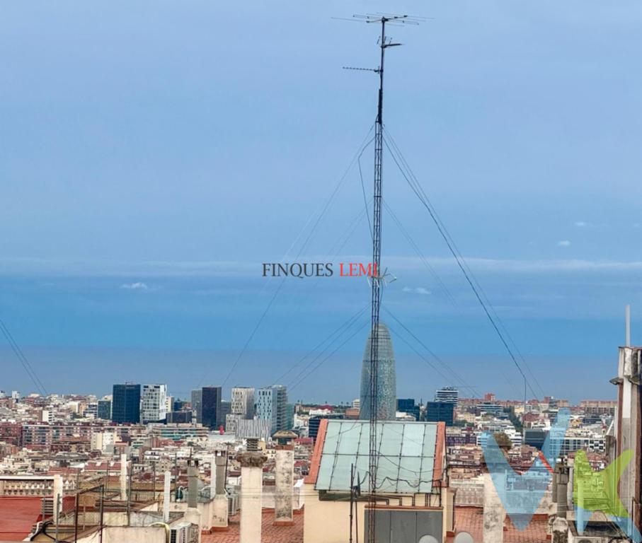 Imagina despertar cada mañana con la luz del sol entrando suavemente por tu terraza, mientras la ciudad de Barcelona se despliega ante ti con unas vistas despejadas y llenas de vida. Este ático en el corazón del Guinardó no es solo una vivienda: es un espacio que invita a disfrutar, a compartir y a soñar.Al cruzar la puerta, el parquet bajo tus pies transmite calidez y confort. La amplitud de sus tres habitaciones abre un abanico de posibilidades: un refugio íntimo, un despacho inspirador o una habitación para los más pequeños. La cocina office, amplia y luminosa, está pensada para quienes disfrutan cocinando y compartiendo momentos alrededor de la mesa, con la galería como un espacio extra que aporta practicidad al día a día.El comedor, conectado con la terraza exterior, es un rincón perfecto para dejarte envolver por el aire fresco, leer bajo el sol o cenar bajo las estrellas. Dos baños completos uno con bañera para relajarte y otro con ducha para la máxima funcionalidad aportan comodidad para toda la familia.Además, contar con una plaza de aparcamiento amplia para coche grande y motos, junto a un trastero en el mismo edificio con acceso directo por ascensor, es un auténtico lujo en la ciudad. Todo ello en un edificio en muy buen estado, junto al Parc del Guinardó y el Hospital de Sant Pau, con una excelente conexión en transporte público.Este ático no es solo un hogar, es una experiencia de vida en Barcelona.CaracterísticasJunto al Parc del Guinardó y Hospital de Sant PauEdificio en muy buen estadoTrastero en el mismo edificio con acceso por ascensorPlaza de párking grande + motosArmarios empotradosAire acondicionado con bomba de calorVentanas de aluminio ClimalitSuelos de parquetTerraza amplia con vistas despejadas y orientación surSalón comedor con salida a terraza2 baños (uno con bañera y otro con plato de ducha)Cocina office con galería3 habitaciones ampliasÁtico en Guinardó, Barcelona API 3536 AICAT 11998Ofrecemos acompañamiento en todo el proceso de compra-venta para que nuestros clientes se sientan bien asesorados. Desde la primera visita para encontrar Tu hogar que se ajuste a tus necesidades, la negociación de precios, contratos, Escritura. También estamos presente en los extras que conllevan una compra como, búsqueda de financiación y profesionales para las reformas que su nueva vivienda pueda necesitar.   HONORARIOS DE LA INMOBILIARIA INCLUIDOS EN EL PRECIO DE VENTA *** gastos de compra venta no incluidos en el precio -para más información sobre gastos consulta la web gencat.cat *** El mobiliario que aparece (si apareciera) en las fotografías no se encuentra incluido en el precio de venta salvo que lo aclare en la descripción, Las imágenes presentadas son de carácter ilustrativo y pueden no coincidir fielmente con la realidad, pudiendo incluir renders digitales.Puedes consultar nuestras reseñas en Google